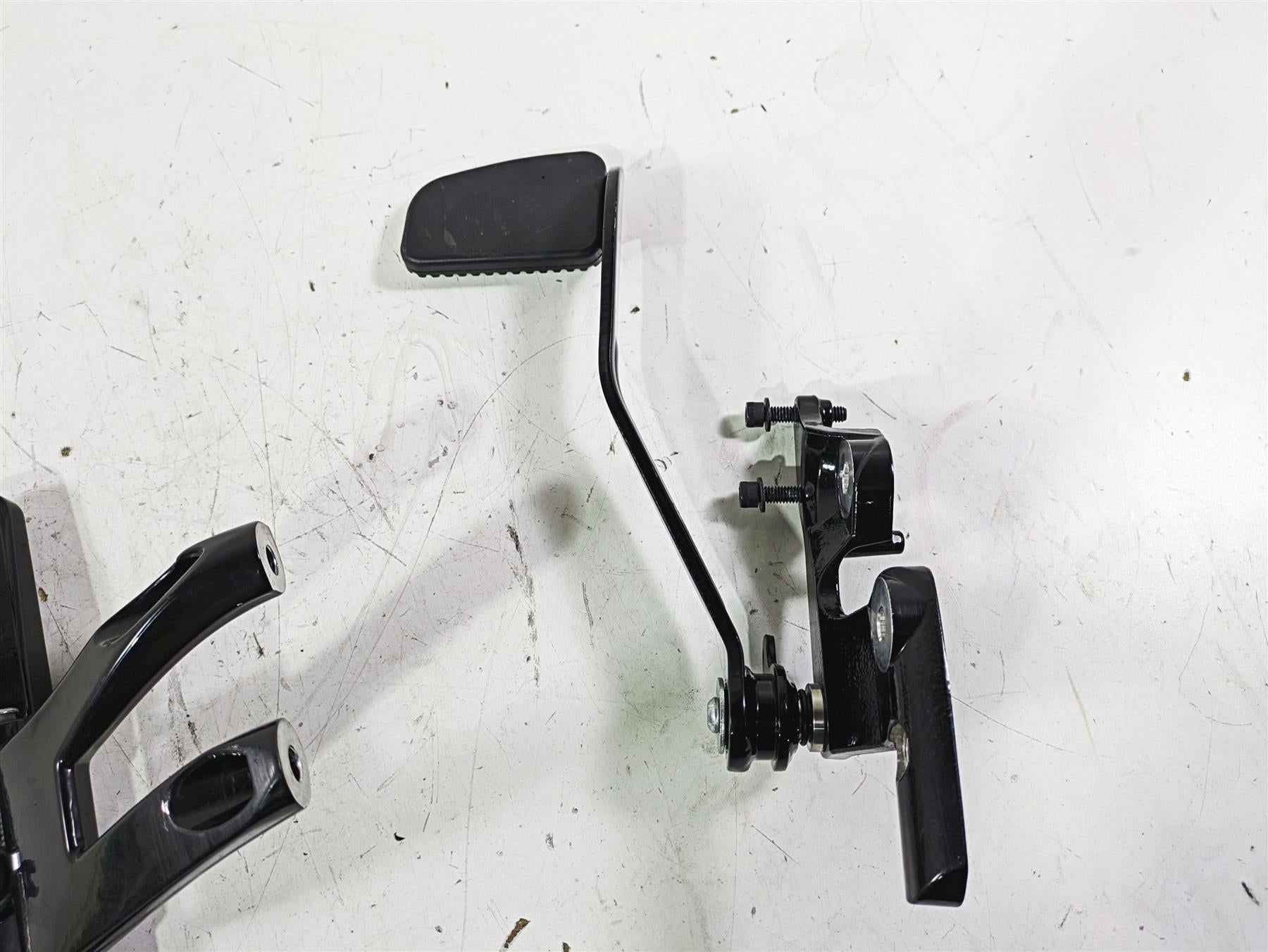 2019 Harley FLHCS Softail Heritage Front Right Floorboard + Brake Pedal 50600206 {{ shop.shopifyCountryName }} - Mototech271