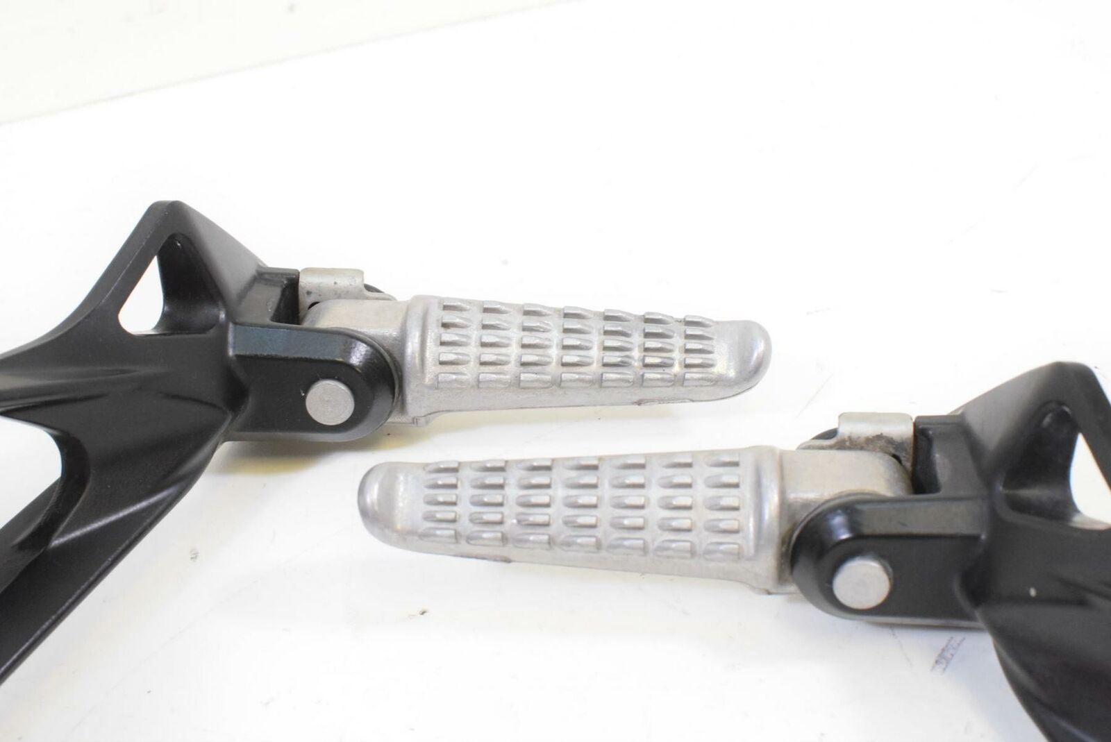 2007 Kawasaki ZX6R ZX636 ZX6 Ninja Rear Passenger Footpeg Set 35063-0145-W9 {{ shop.shopifyCountryName }} - Mototech271