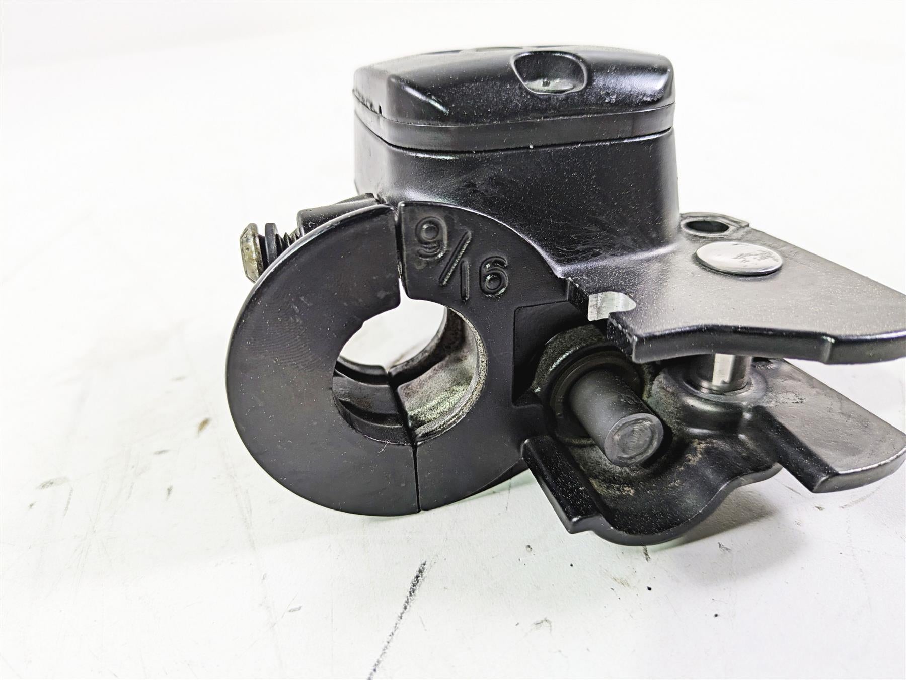 2002 Harley Dyna FXDL Low Rider Front Brake Master Cylinder 9/16" 45019-96F {{ shop.shopifyCountryName }} - Mototech271