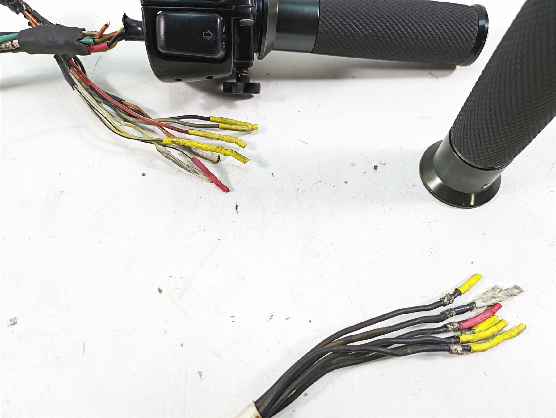 2005 Harley Dyna FXDL Low Rider Right Hand Control Switch - Read 71684-06A {{ shop.shopifyCountryName }} - Mototech271