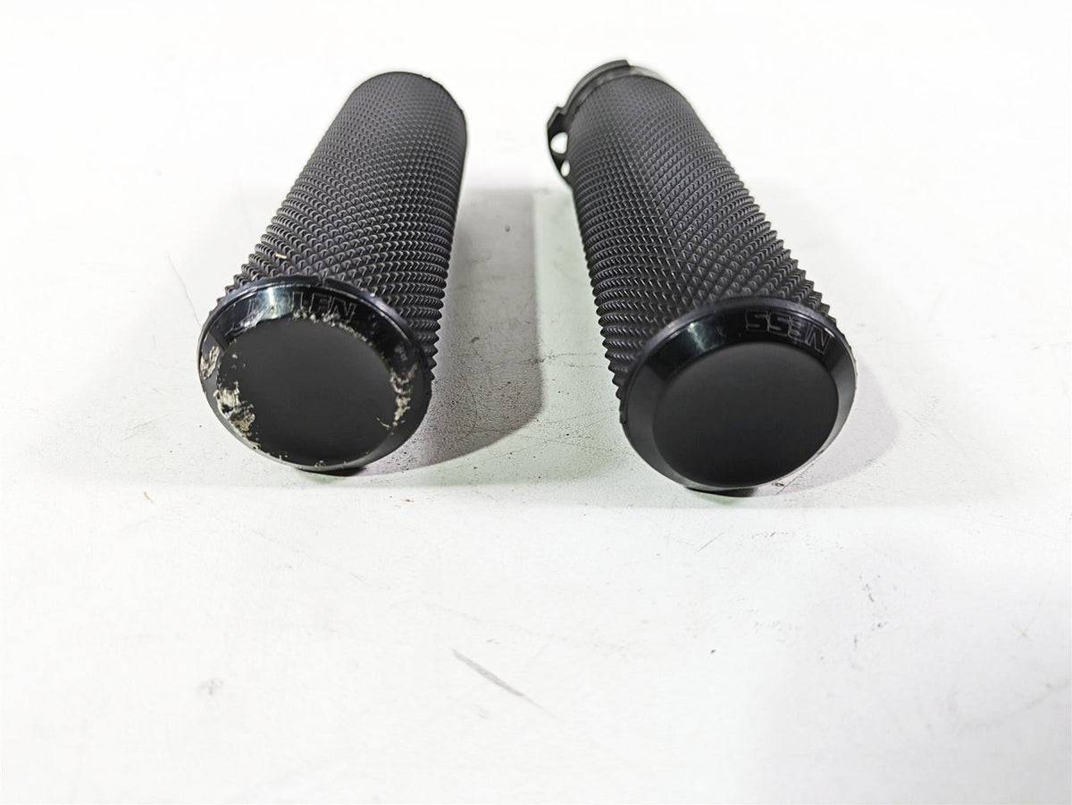 2017 Harley Dyna FXDB Street Bob Arlen Ness Knurled Hand Grip Set 07-325 {{ shop.shopifyCountryName }} - Mototech271