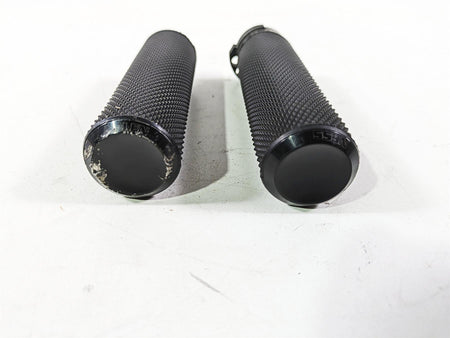 2017 Harley Dyna FXDB Street Bob Arlen Ness Knurled Hand Grip Set 07-325 {{ shop.shopifyCountryName }} - Mototech271