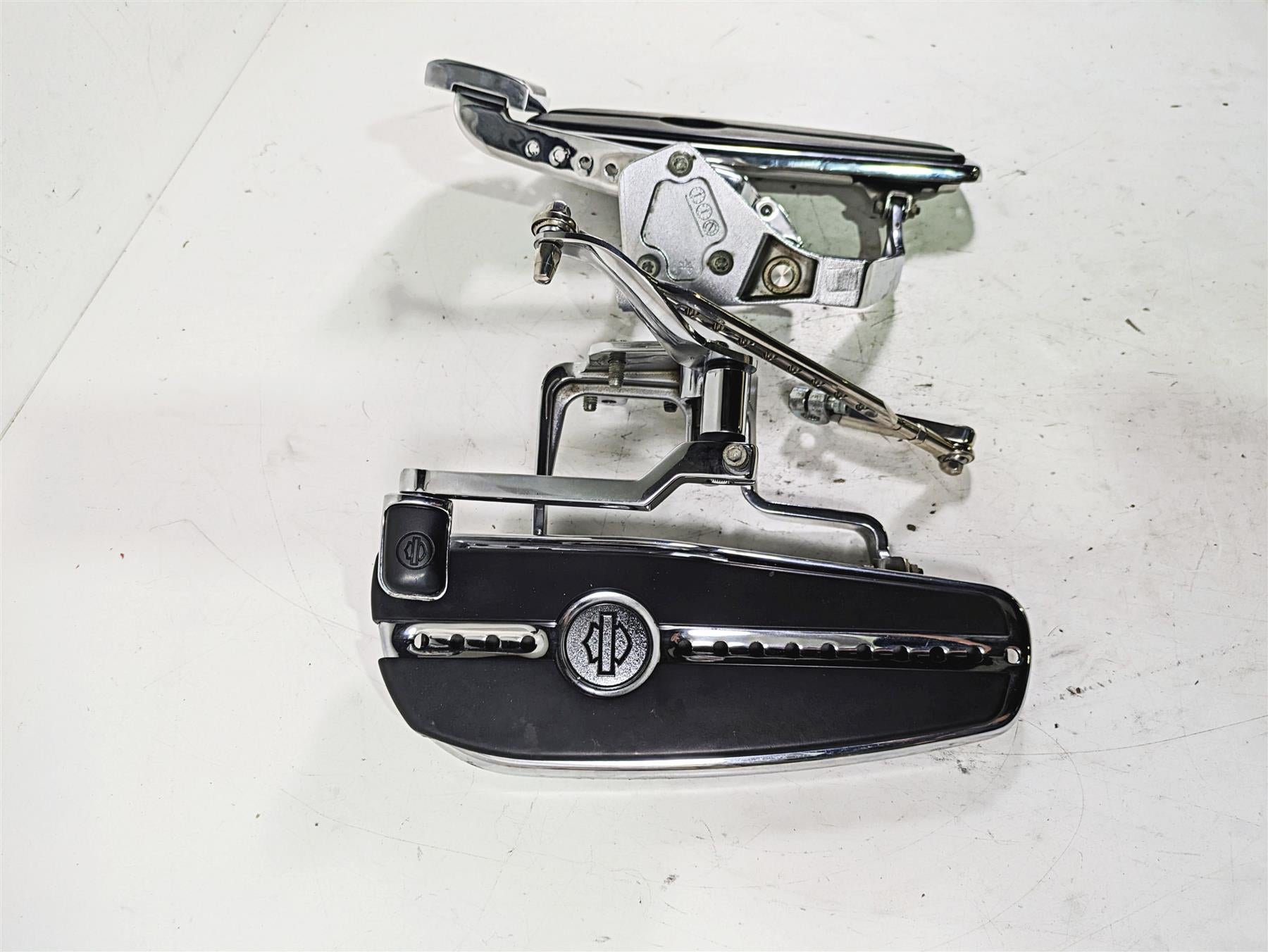 2005 Harley Softail FLSTFSE CVO Fat Boy Floorboard Shifter Brake Set 33688-03A {{ shop.shopifyCountryName }} - Mototech271