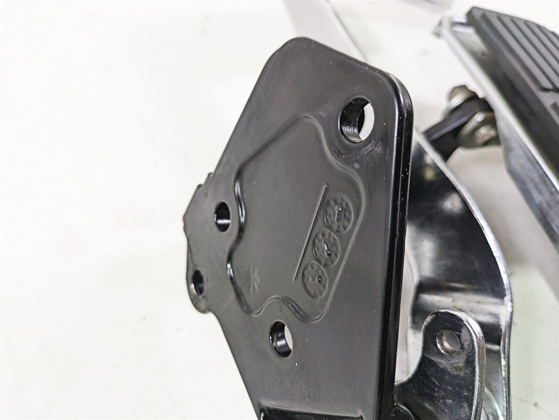 2004 Harley Softail FLSTF Fat Boy Right Floorboard Brake Pedal Set 50600026 {{ shop.shopifyCountryName }} - Mototech271
