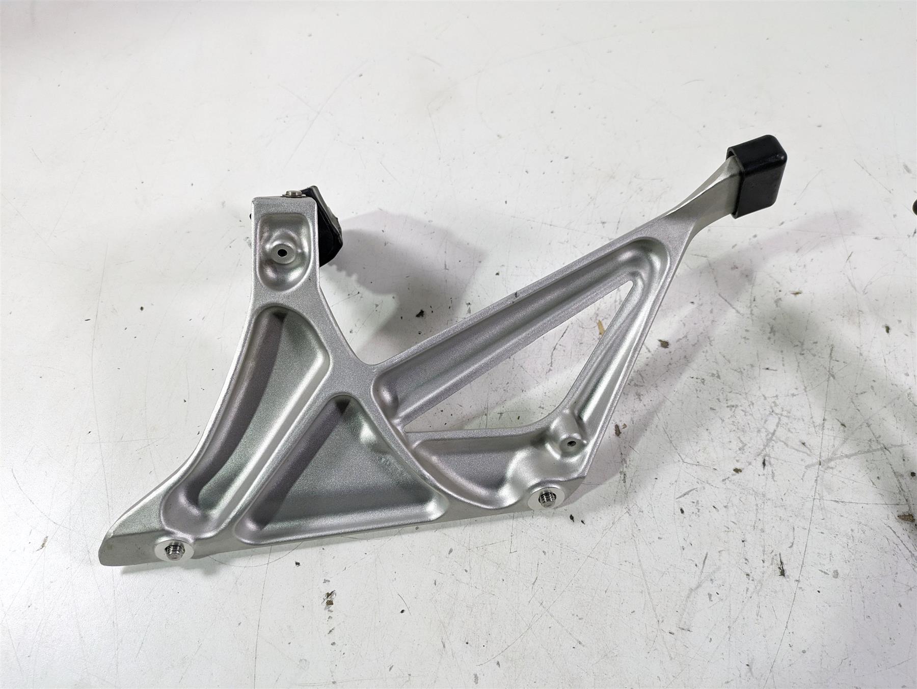 2022 BMW R1250 RT K052 Rear Passenger Foot Peg Rest Set 46718534789 46718534790 {{ shop.shopifyCountryName }} - Mototech271