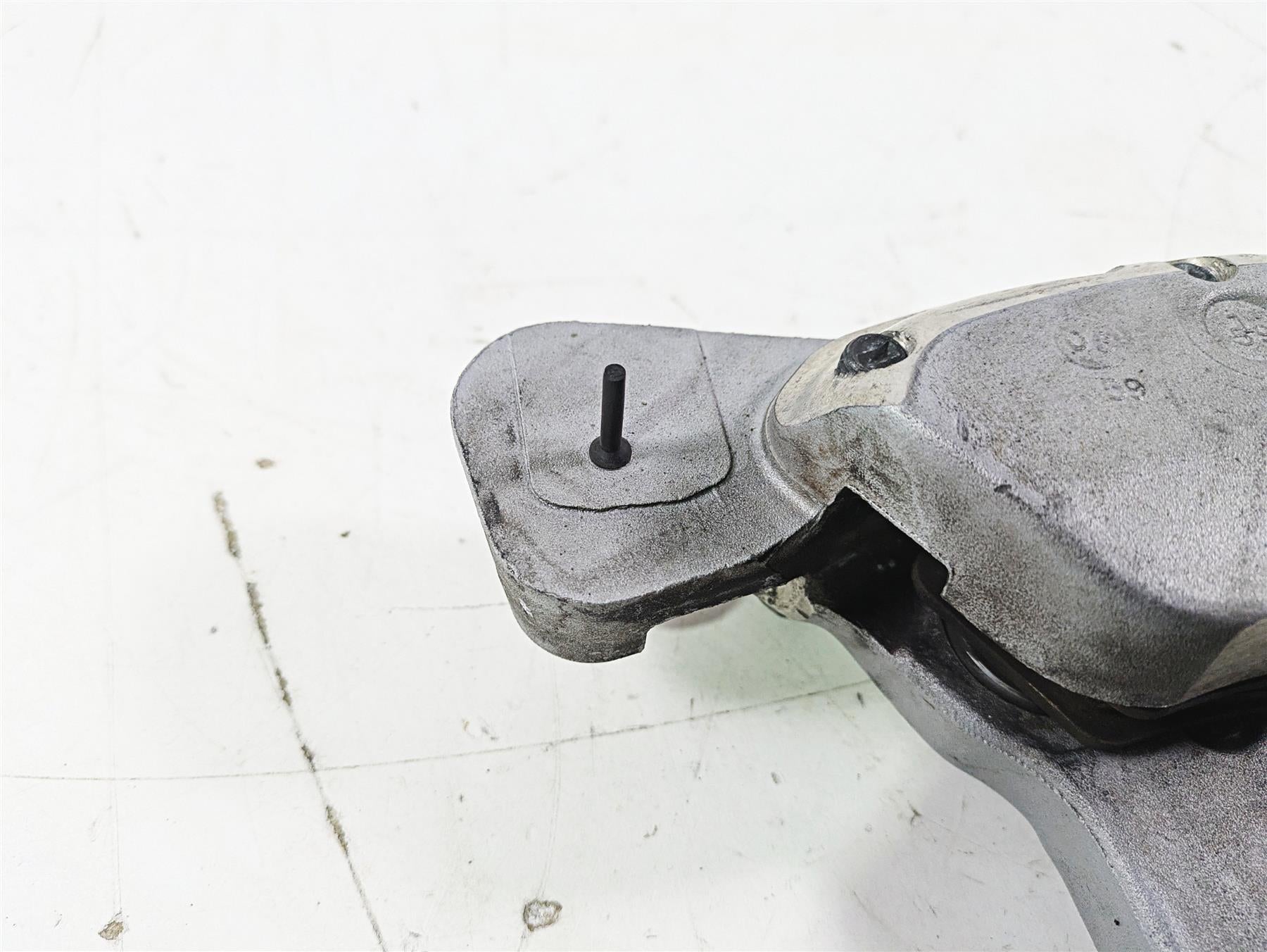 2007 Harley Touring FLHTCU SE CVO E-Glide Rear Caliper & Bracket 44595-07 {{ shop.shopifyCountryName }} - Mototech271