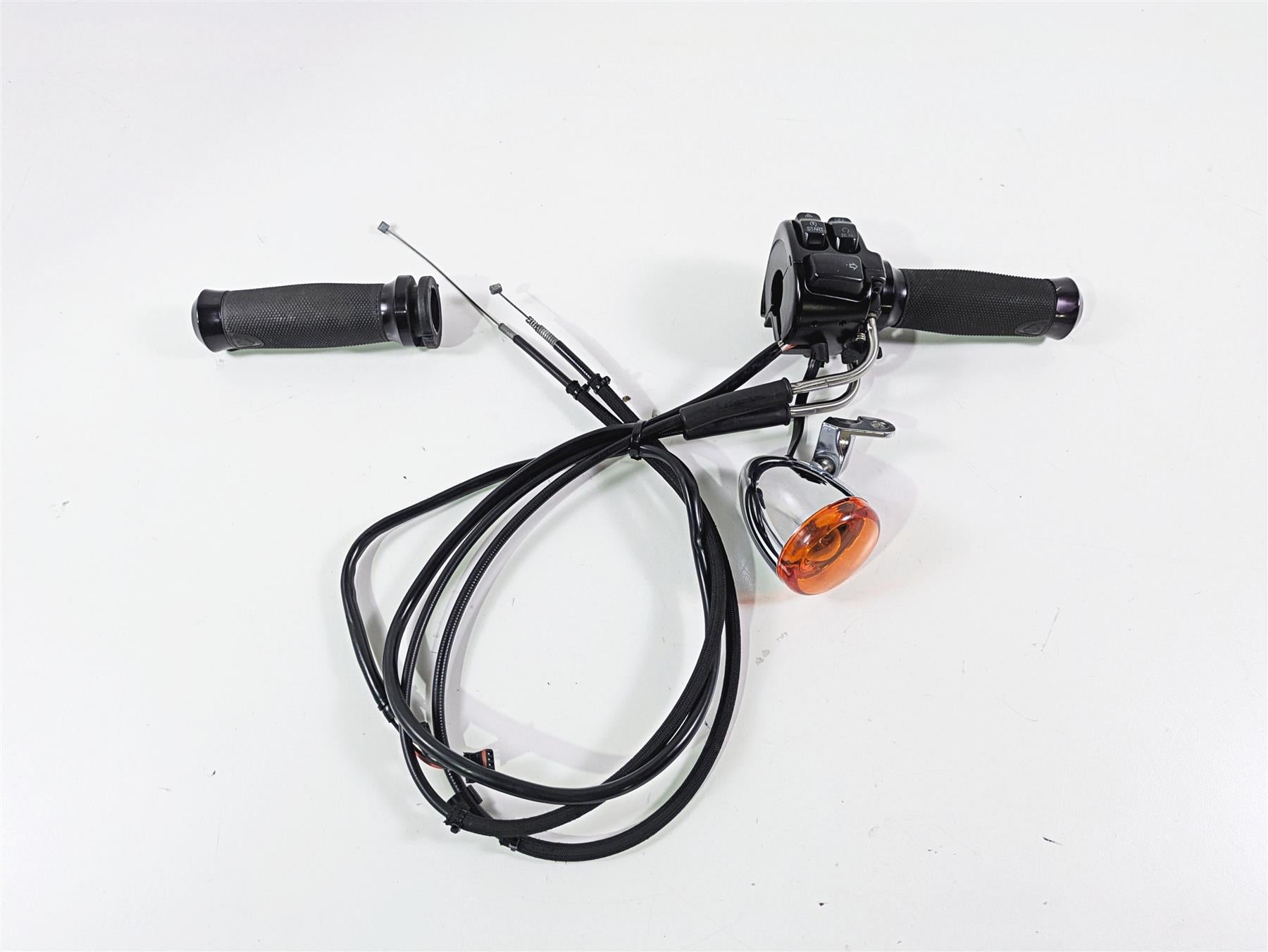 2014 Harley FXDF Dyna Fat Bob Right Hand Control Switch & Blinker 72944-12 {{ shop.shopifyCountryName }} - Mototech271