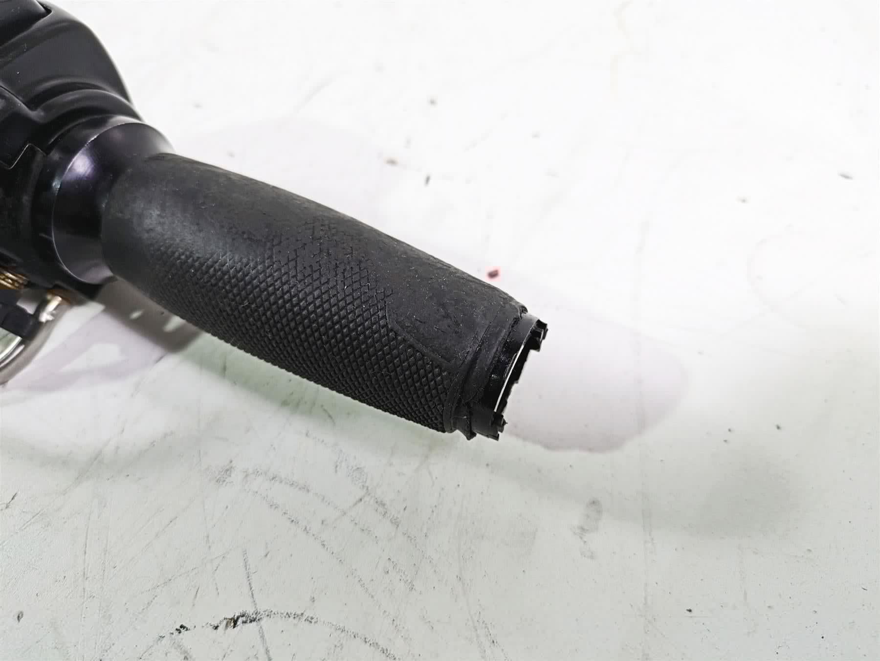 2013 Harley FXDWG Dyna Wide Glide Right Hand Control Switch + Blinker 71500068 {{ shop.shopifyCountryName }} - Mototech271