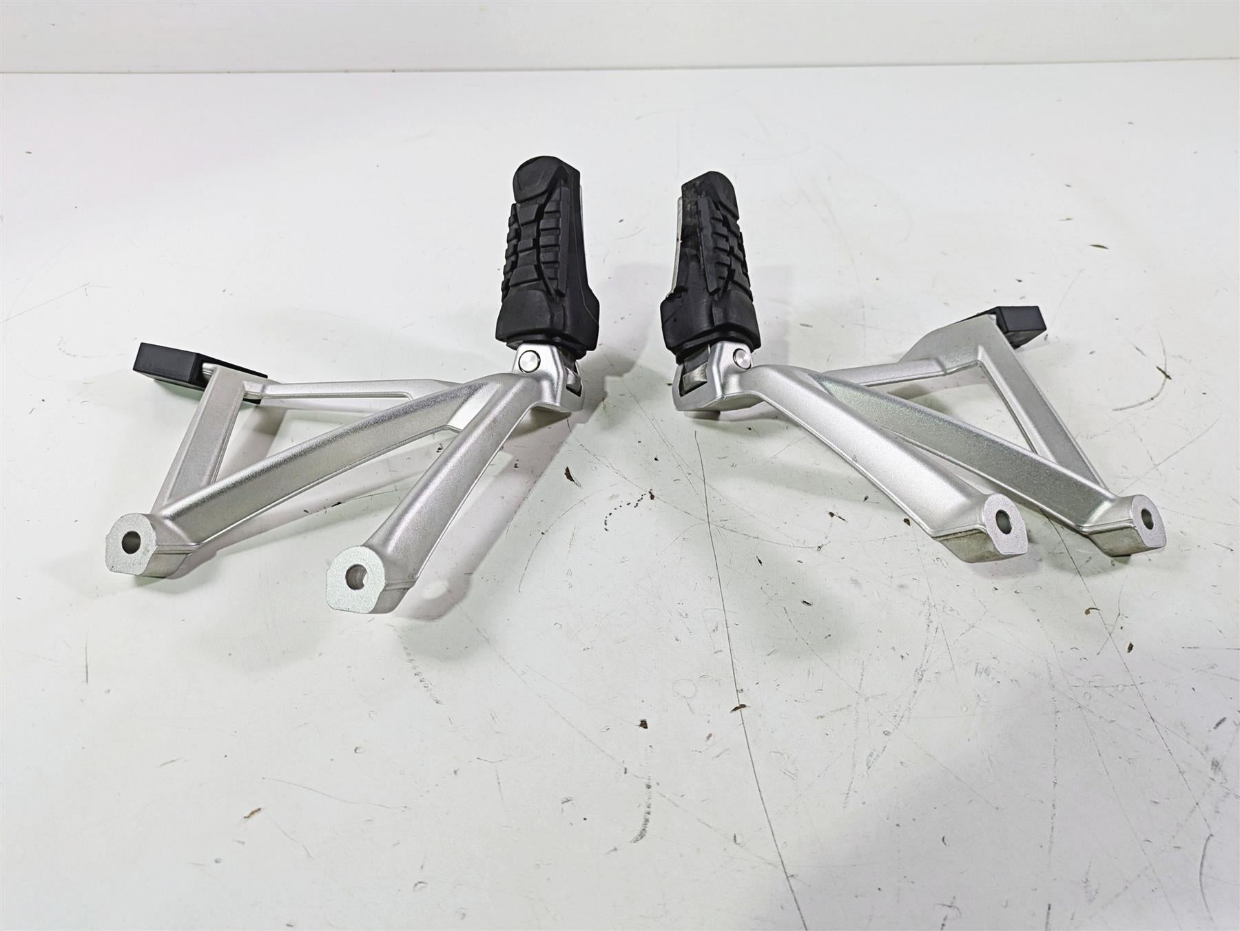 2018 BMW R1200GS GSW K50 Rear Passenger Footpeg Set 46718528793 46718528794 {{ shop.shopifyCountryName }} - Mototech271