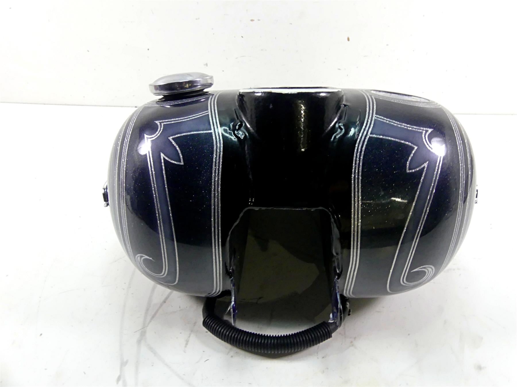 2007 Harley Touring FLHRC Road King Fuel Gas Petrol Tank - Read 61268-03 {{ shop.shopifyCountryName }} - Mototech271
