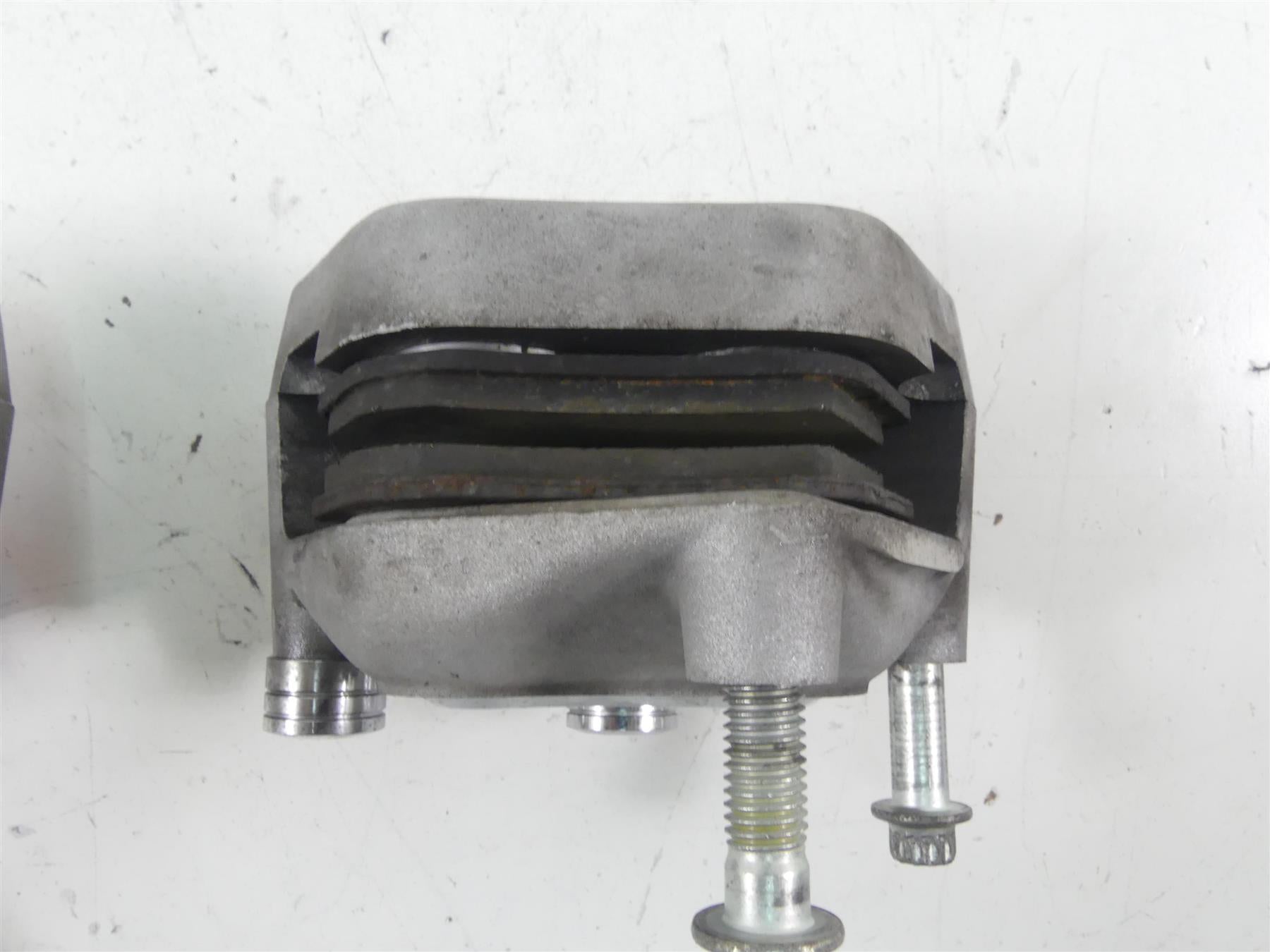 2005 Harley Touring CVO FLHTCSE Electra Glide Front Brake Caliper Set 44382-99C {{ shop.shopifyCountryName }} - Mototech271