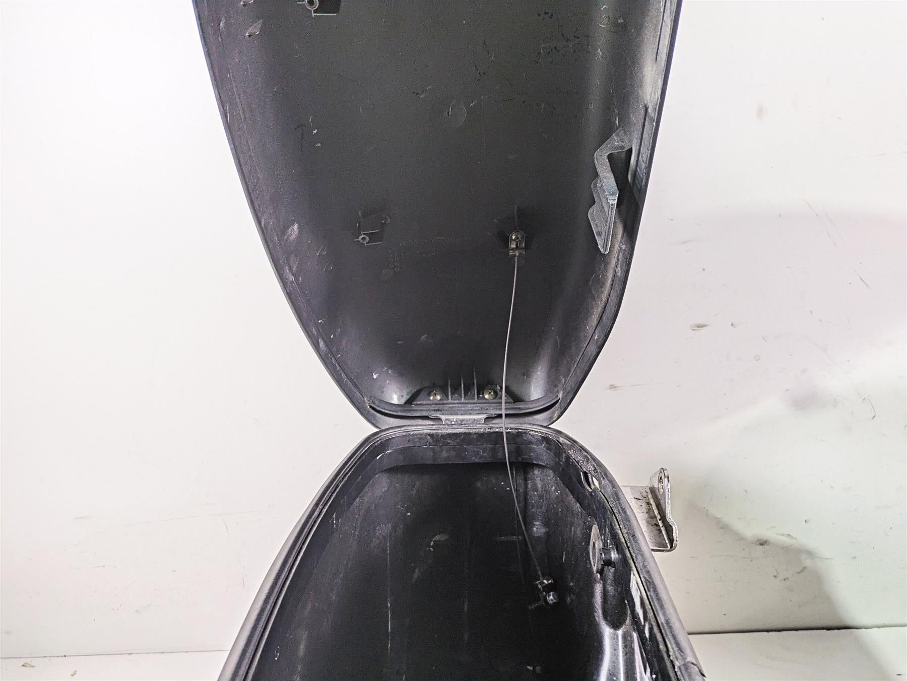 2002 Honda GL1500 CD Valkyrie Deluxe Interstate Saddlebag & Holder Set 21.152 {{ shop.shopifyCountryName }} - Mototech271