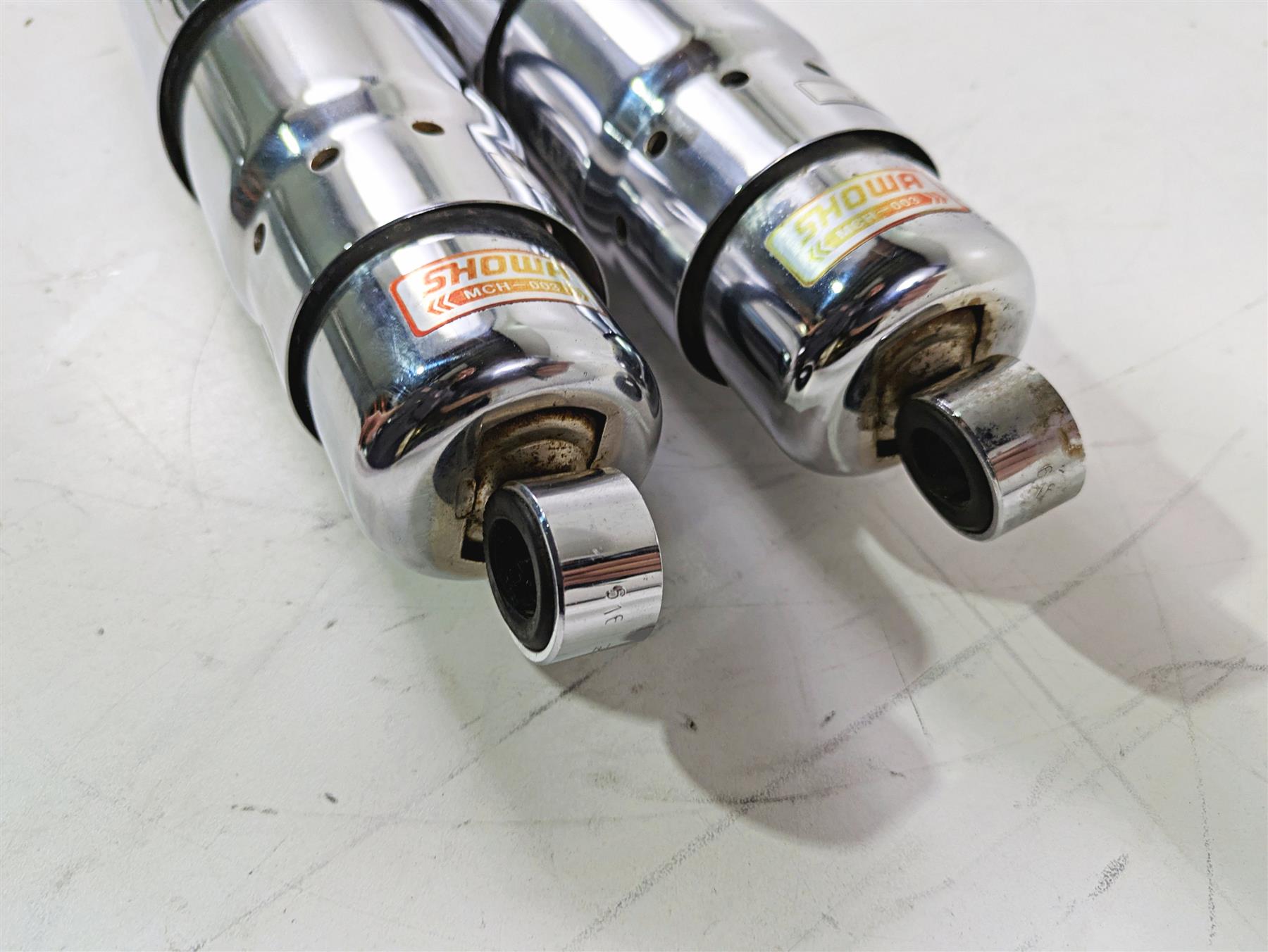 2002 Honda V-Twin VTX1800 C Rear Suspension Shock Damper Set Showa 52400-MCH-631 {{ shop.shopifyCountryName }} - Mototech271