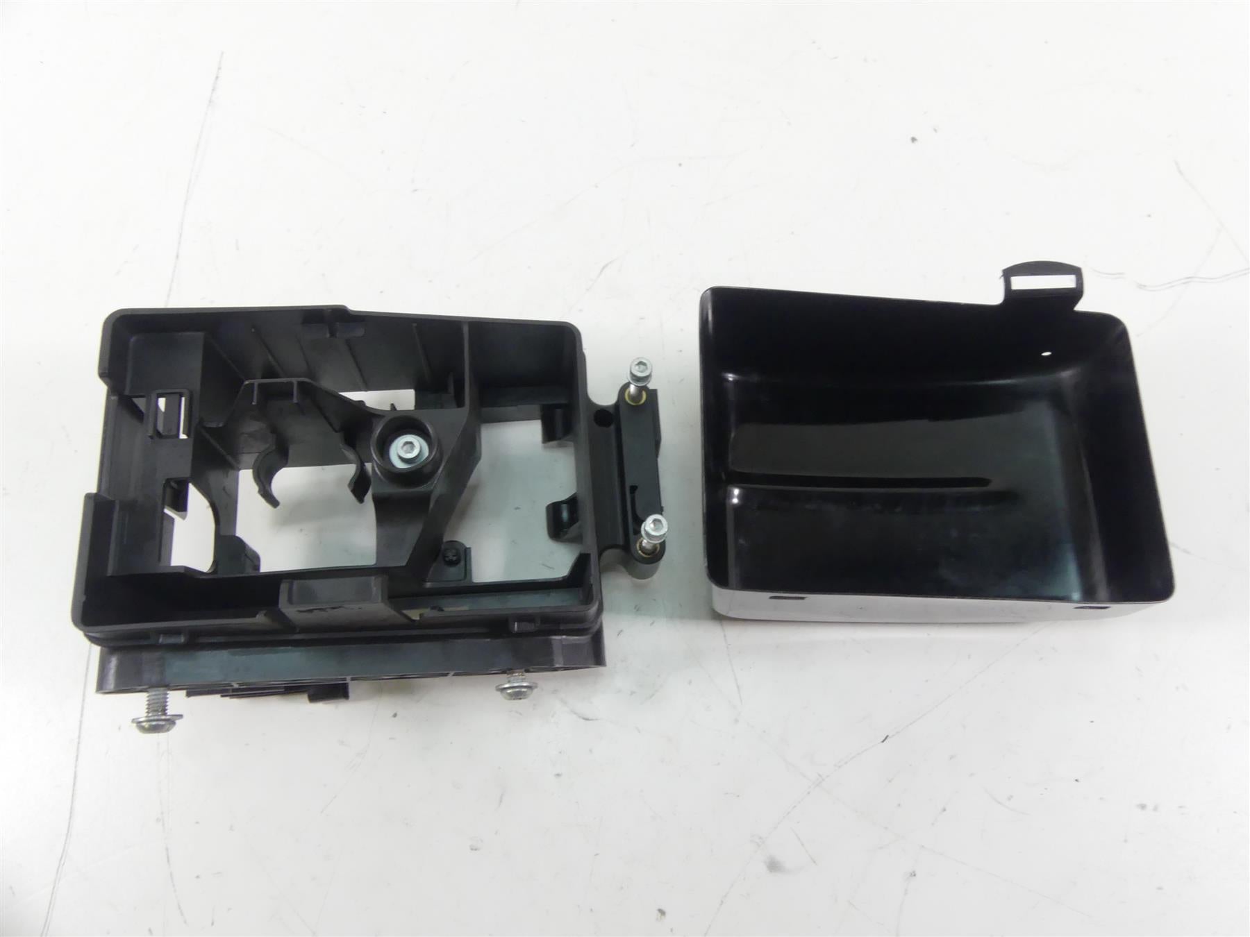 2013 Harley FXDWG Dyna Wide Glide Electric Tray & Cover Lid 70367-12 66361-12 {{ shop.shopifyCountryName }} - Mototech271