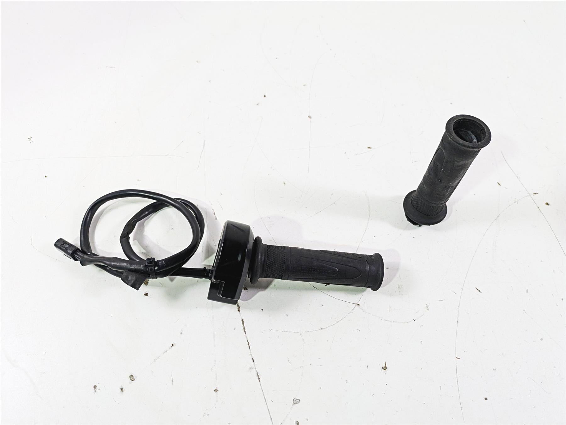 2019 Triumph Speed Triple RS 1050 Ride Fly By Wire Throttle Grip T2042226 {{ shop.shopifyCountryName }} - Mototech271
