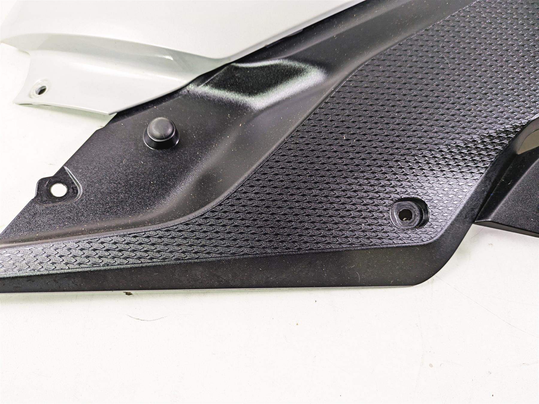 2016 BMW R1200RS K54 Tank Right Side Fairing Cover 46638548066 {{ shop.shopifyCountryName }} - Mototech271