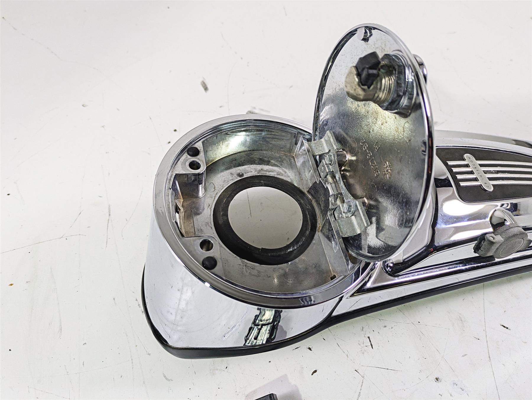 2007 Harley Touring FLHTCU SE CVO E-Glide Fuel Tank Dash Cover 61270-98A {{ shop.shopifyCountryName }} - Mototech271