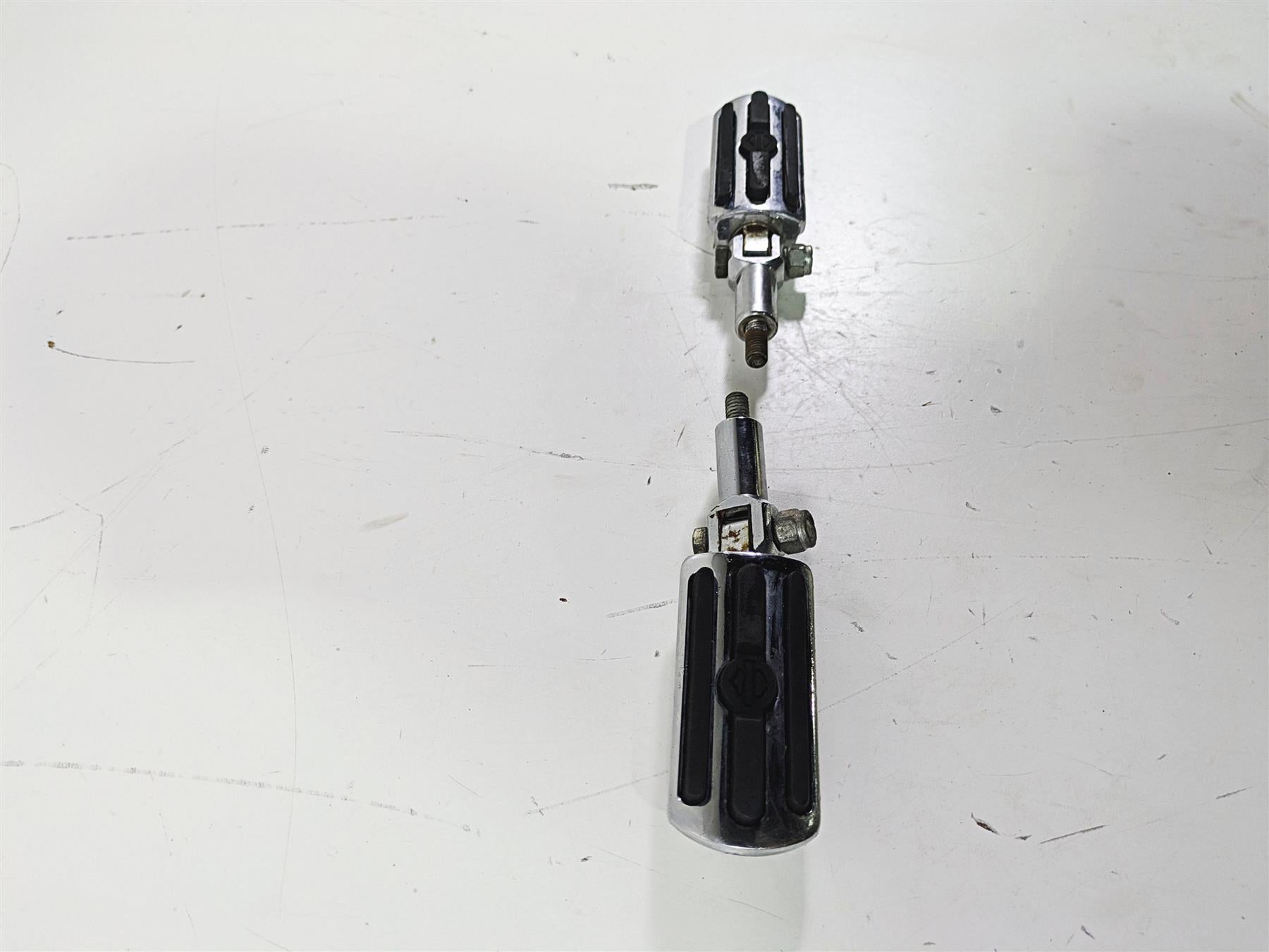 2004 Harley FLSTCI Softail Heritage Rear Passenger Foot Peg Set 50942-00 {{ shop.shopifyCountryName }} - Mototech271
