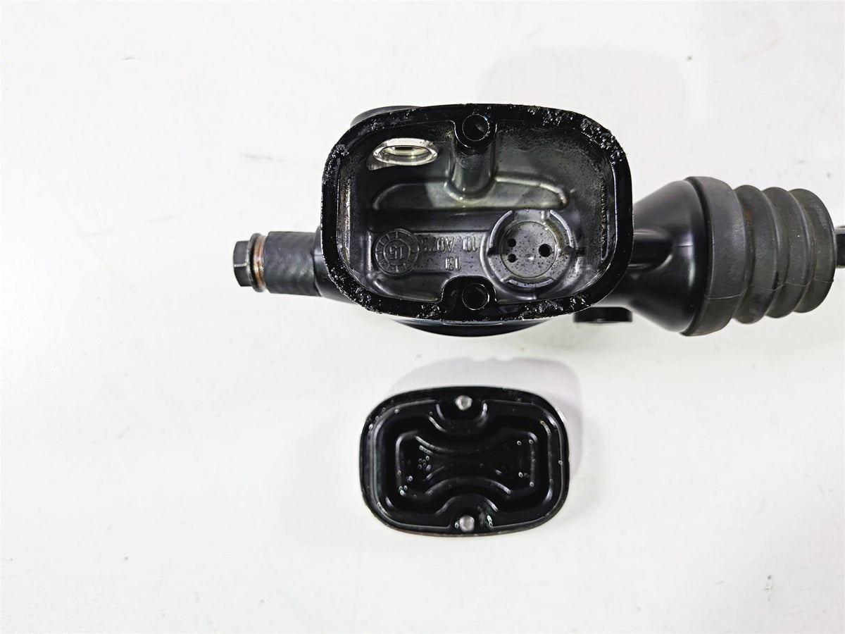 2015 Harley Touring FLTRUSE CVO Road Glide Rear Brake Master Cylinder 41700072-Mototech271