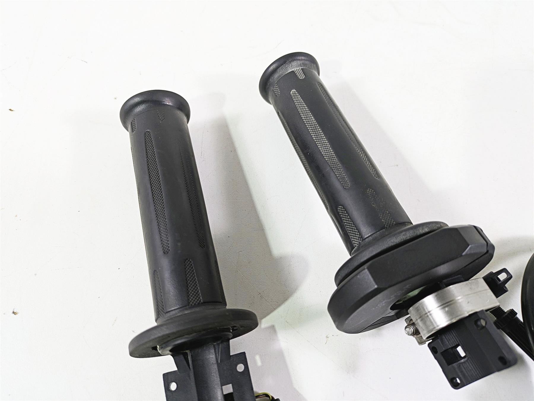 2012 BMW R1200R K27 Left Right Heated Hand Grip Set 61317727067 61317695470 {{ shop.shopifyCountryName }} - Mototech271
