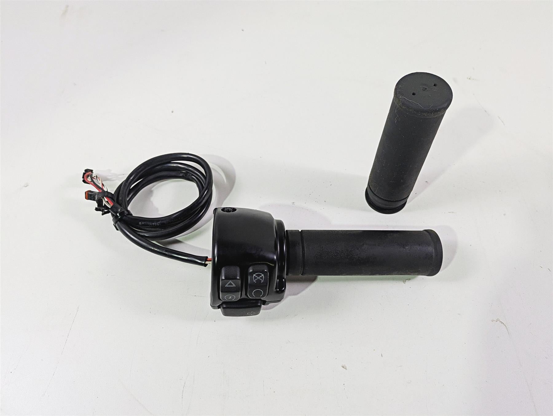 2017 Harley Softail Heritage Classic FLSTC Right Hand Control Switch 71500297 {{ shop.shopifyCountryName }} - Mototech271