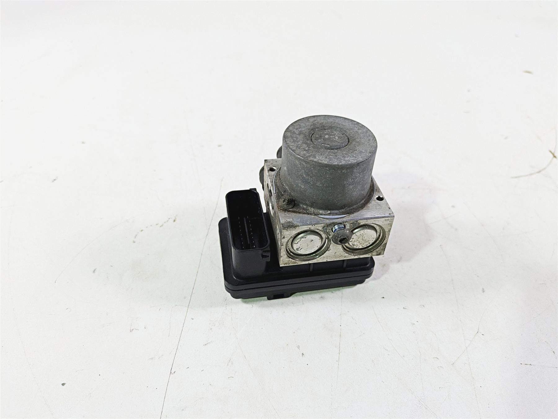 2018 Harley Softail FXFBS Fat Bob Abs Brake Pump Unit Module 41100043C {{ shop.shopifyCountryName }} - Mototech271