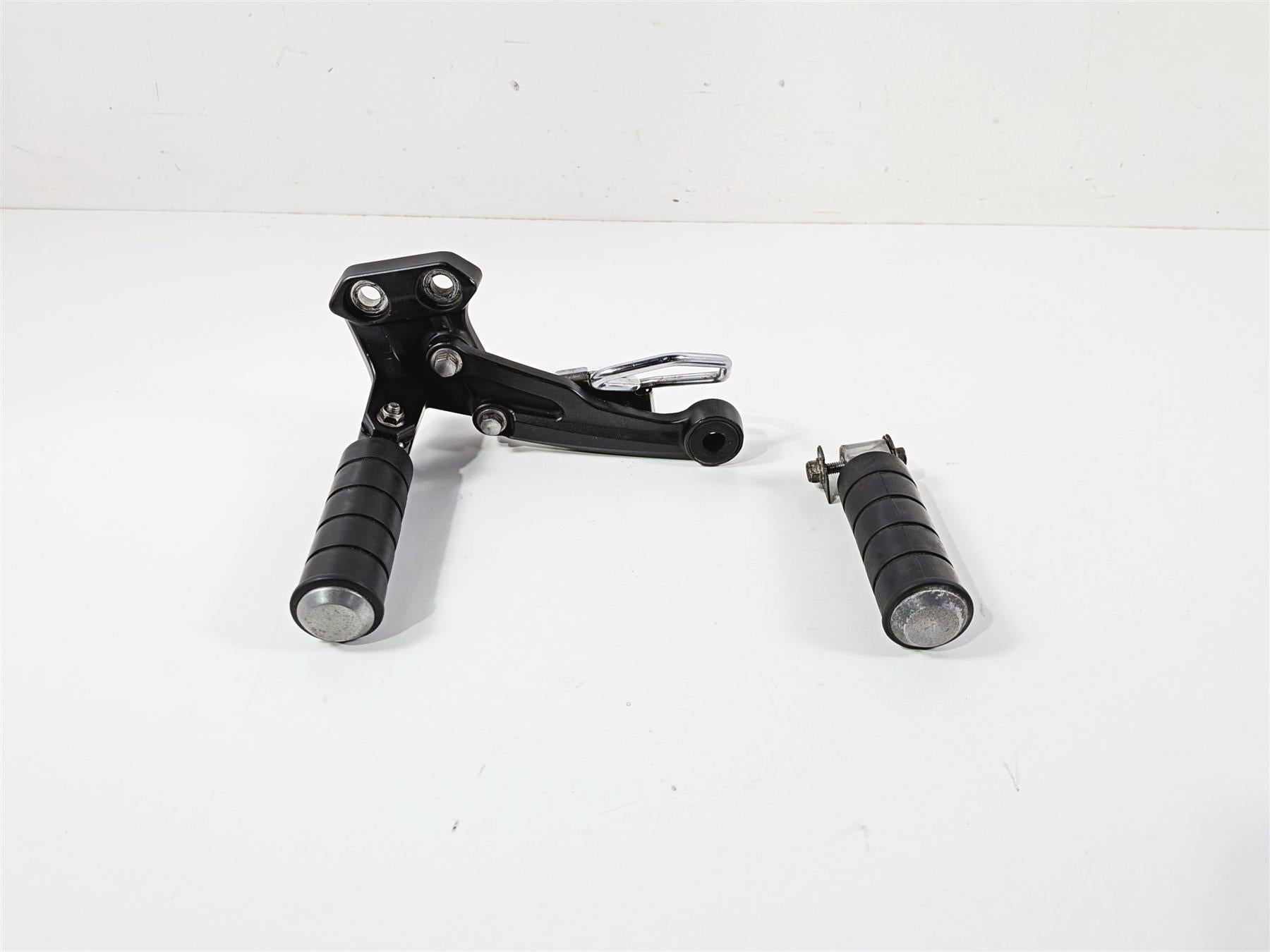 2012 Yamaha XV1900 Raider S Right Rear Passenger Footpeg & Mount 5C7-27440-00-00 {{ shop.shopifyCountryName }} - Mototech271