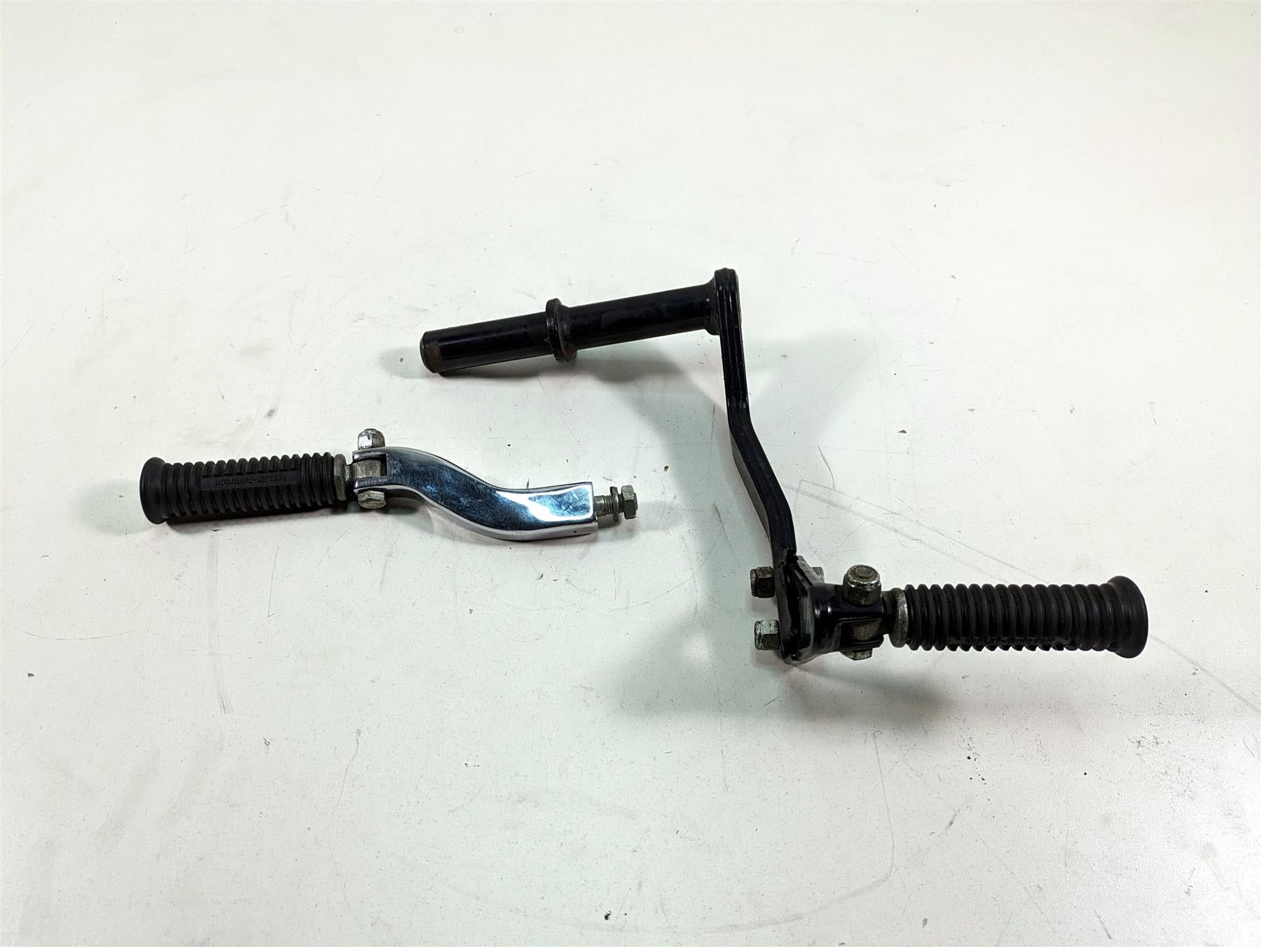 2000 Harley Dyna FXDL Low Rider Rear Passenger Footpeg Set 52740-94A 49165-90 {{ shop.shopifyCountryName }} - Mototech271