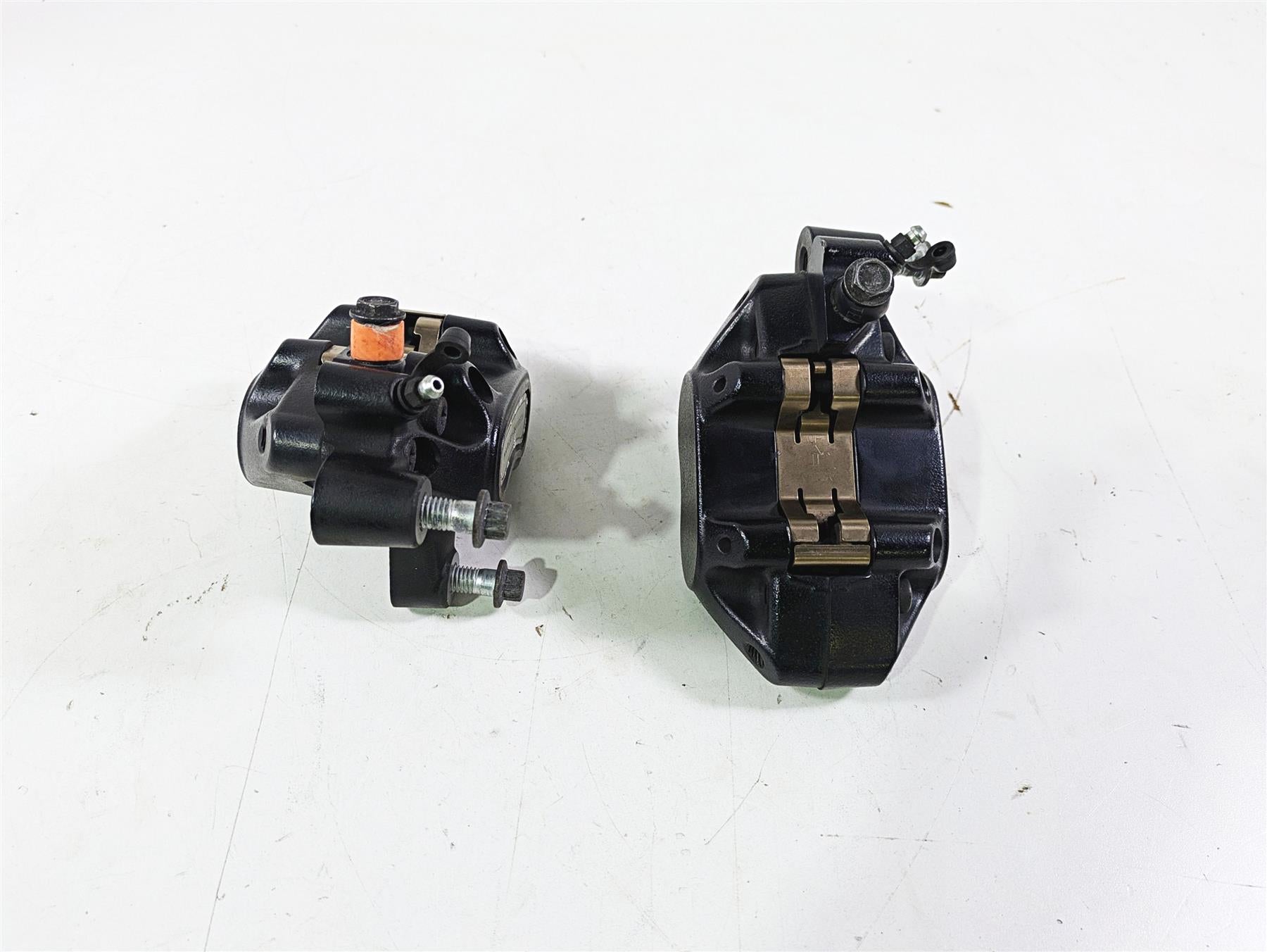 2018 Harley Softail FXFBS Fat Bob Front Brake Caliper Set 41300095 41300205 {{ shop.shopifyCountryName }} - Mototech271