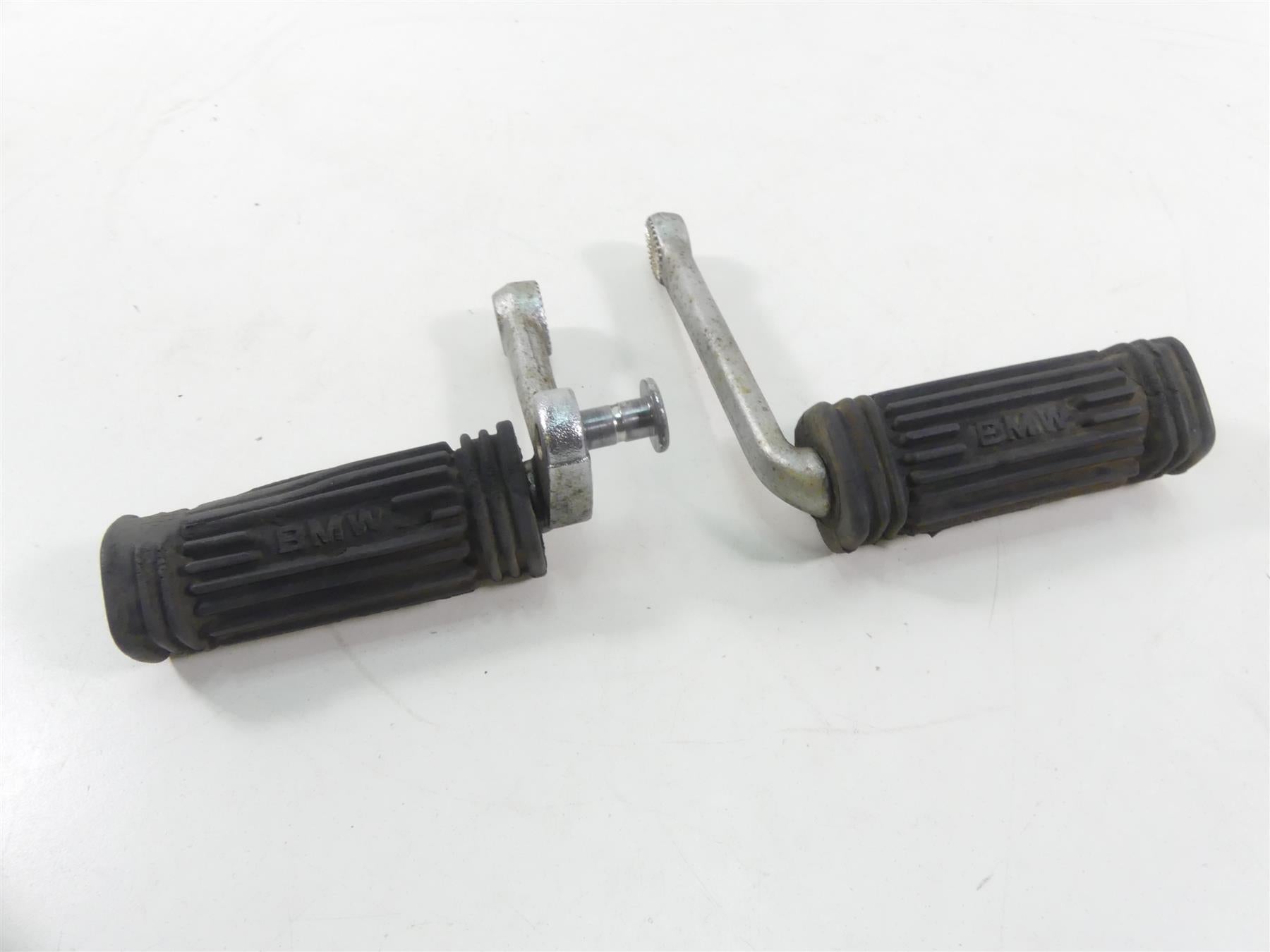 1978 BMW R100 S (2474) Front Rider Footpeg Foot Peg Rest Set 23411236733 {{ shop.shopifyCountryName }} - Mototech271