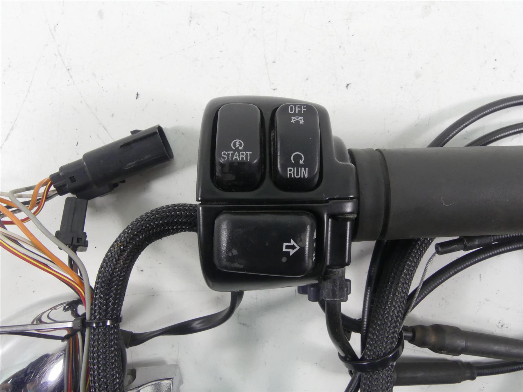 2010 Harley FXDWG Dyna Wide Glide Right Hand Control Switch & Blinker 71684-06A {{ shop.shopifyCountryName }} - Mototech271