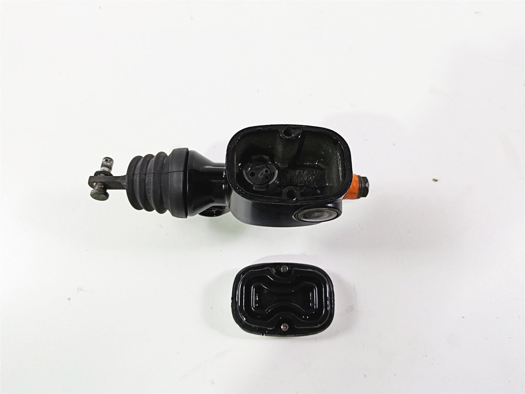 2010 Harley Touring FLHX Street Glide Rear Brake Master Cylinder 41763-08C {{ shop.shopifyCountryName }} - Mototech271