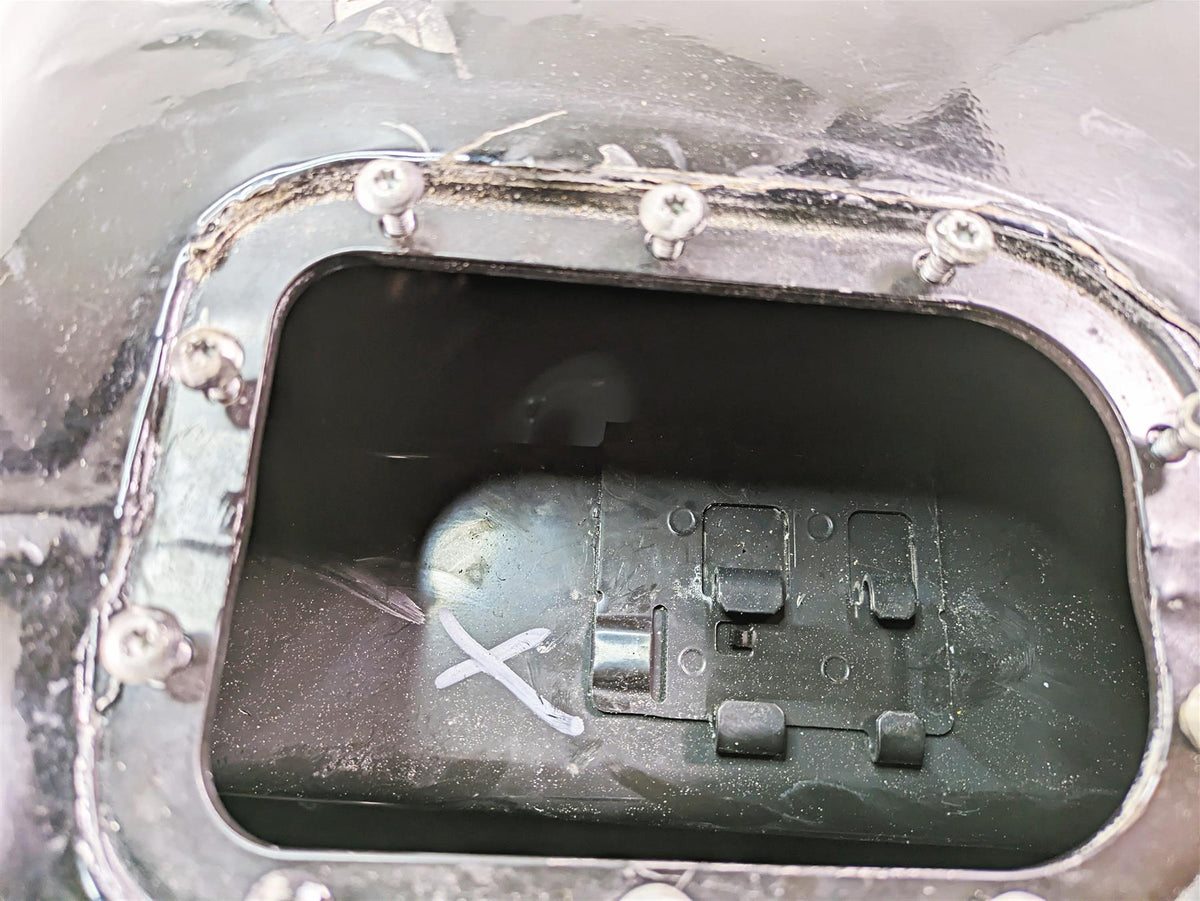 2009 Harley Softail FLSTSB Cross Bones Fuel Gas Petrol Tank -Read 61000800 {{ shop.shopifyCountryName }} - Mototech271