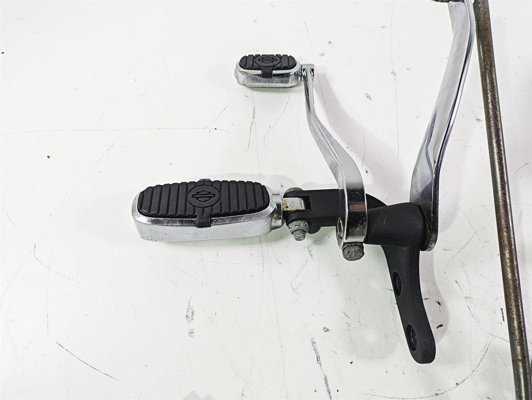 2007 Harley FXDWG Dyna Wide Glide Crested Footpeg Shift Brake Pedal Set 33693-03 {{ shop.shopifyCountryName }} - Mototech271