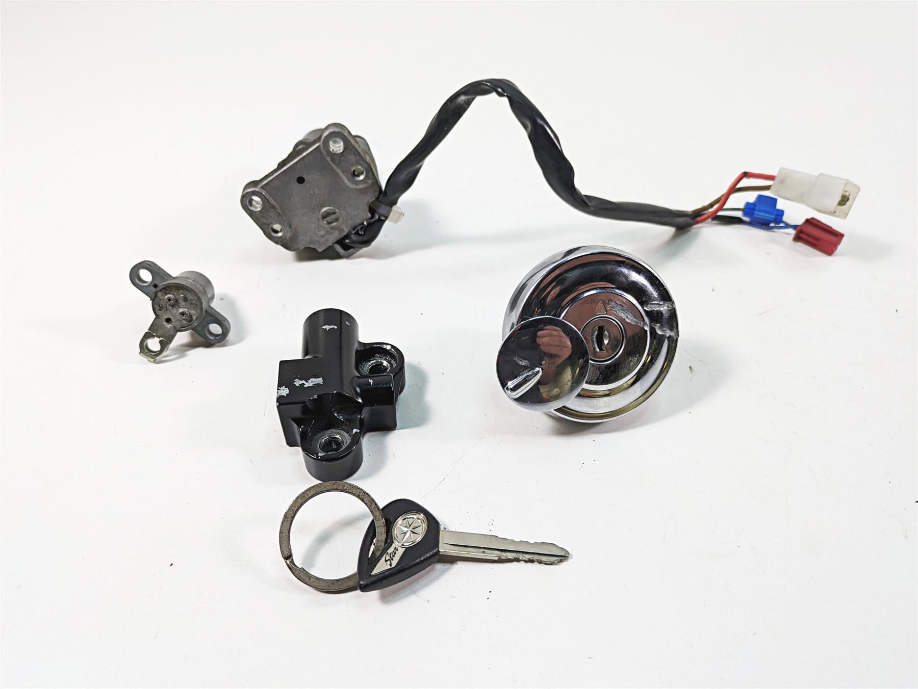 2009 Yamaha XV1900 Raider Ignition Switch Gas Cap Steering Key Lock 5C7-82510-00