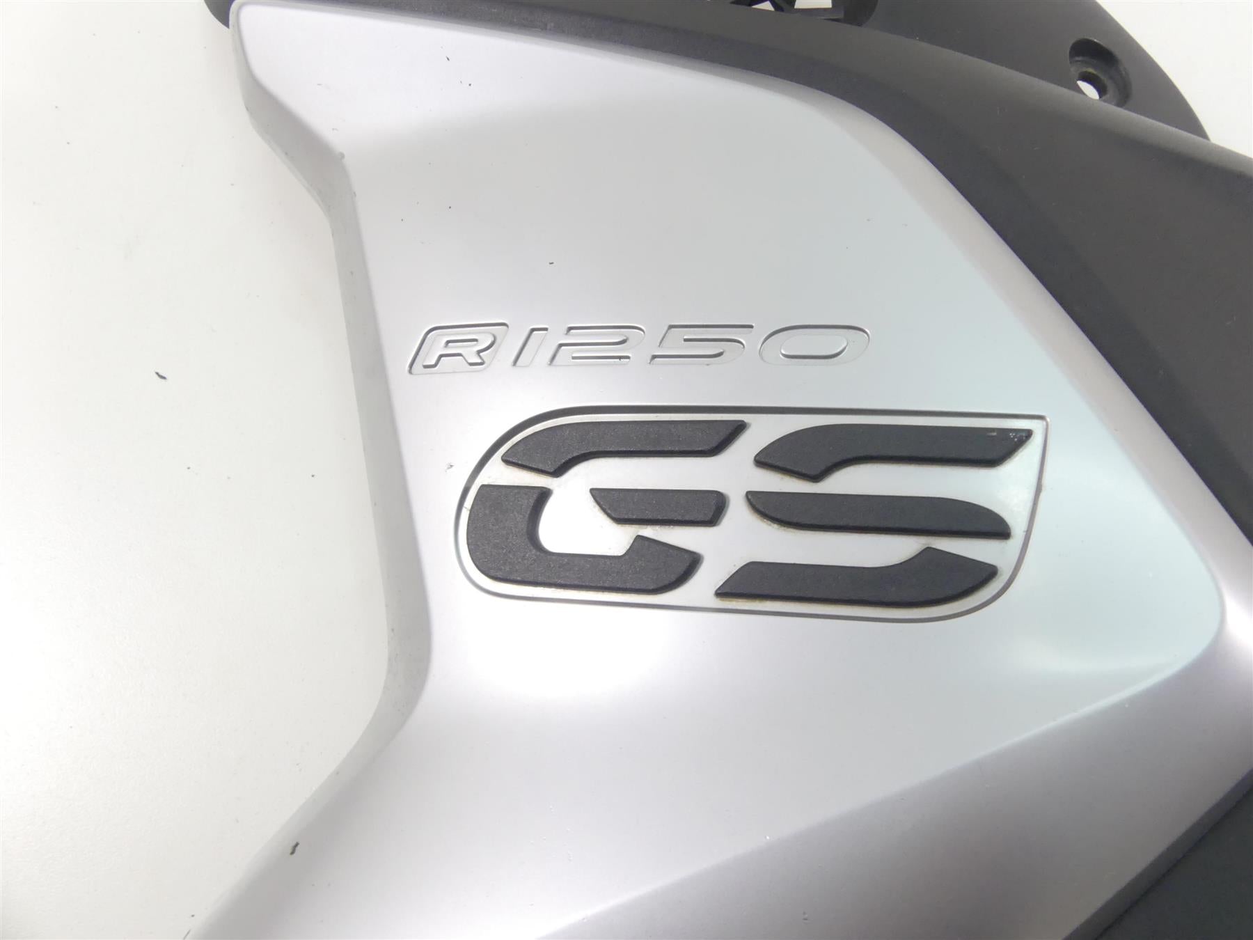 2019 BMW R1250GS K50 Left Side Intake Fairing & Emblem 46638556655 46638392881 {{ shop.shopifyCountryName }} - Mototech271