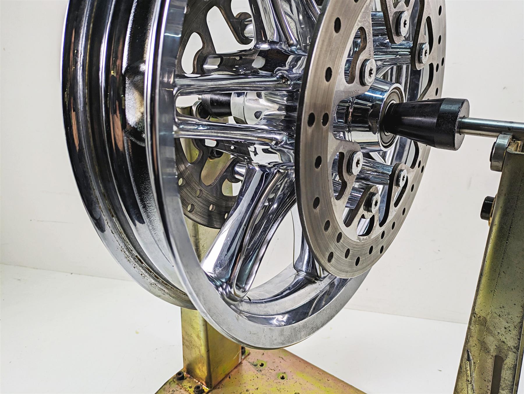 2014 Harley Touring FLHTK Electra Glide 17x3 Chisel Custom Front Wheel 43300057 {{ shop.shopifyCountryName }} - Mototech271