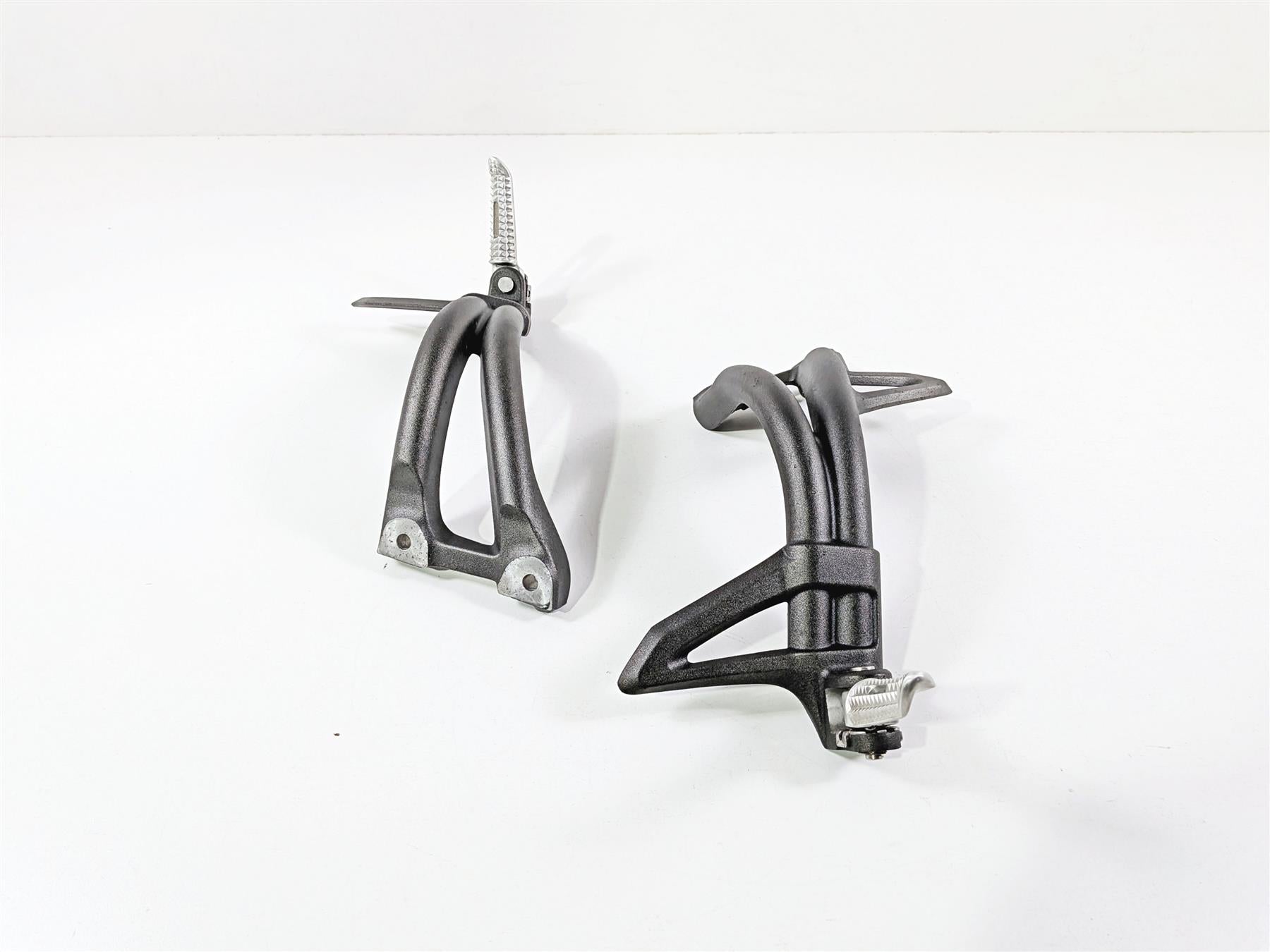 2019 Triumph Speed Triple RS 1050 Rear Passenger Footpeg Set T2081783 T2081784 {{ shop.shopifyCountryName }} - Mototech271
