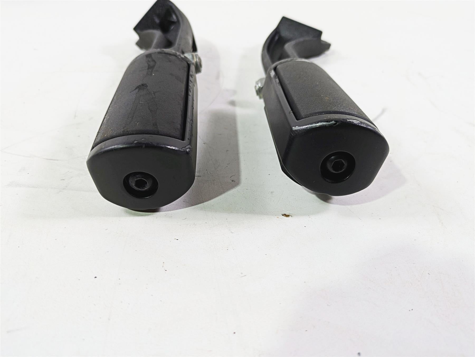 2016 Harley FXDL Dyna Low Rider Rear Passenger Footpegs Willie G Skull 49224-06A {{ shop.shopifyCountryName }} - Mototech271