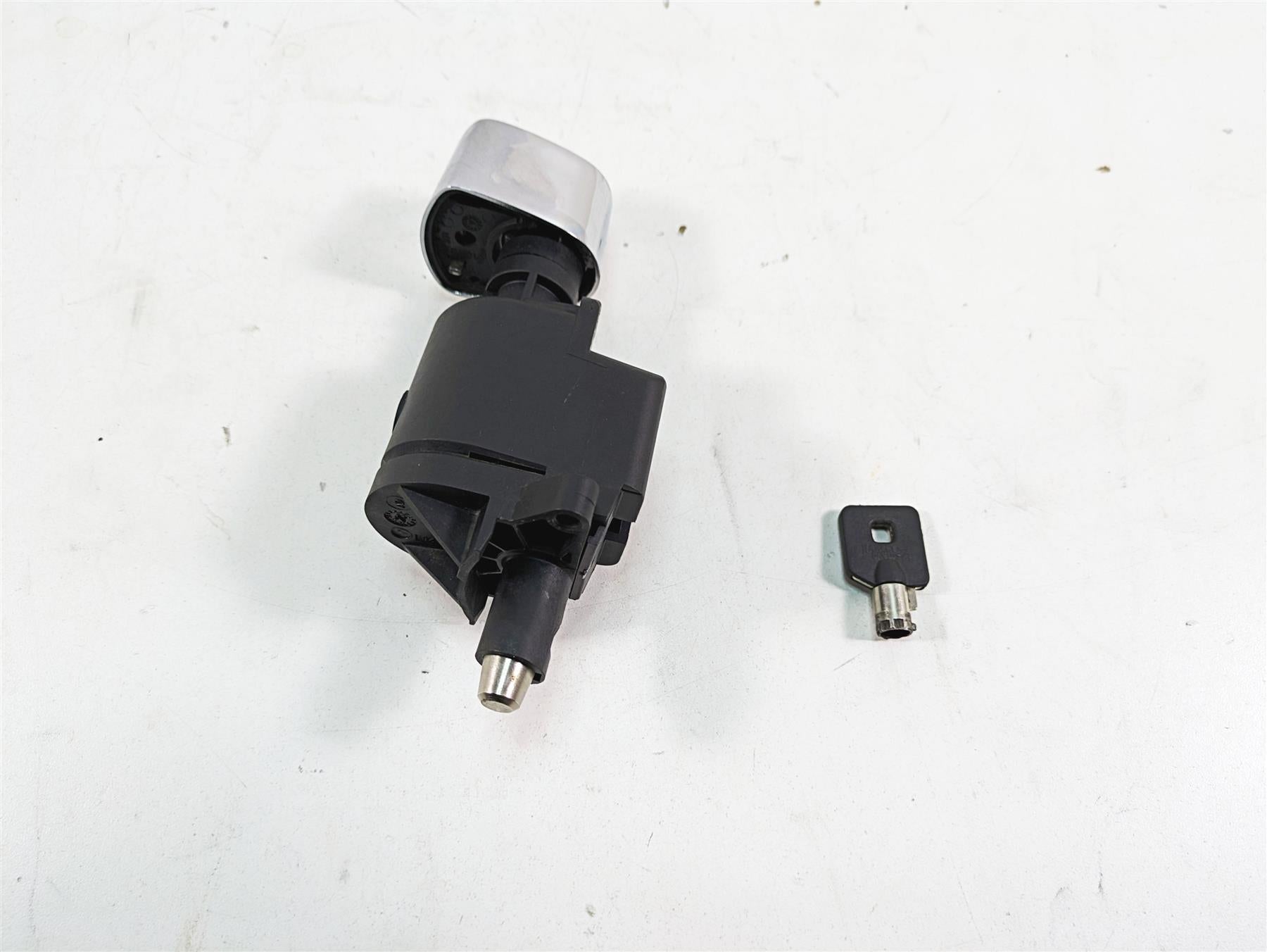 2011 Harley Touring FLTRU Road Glide Ignition Switch Key Set 71572-06 {{ shop.shopifyCountryName }} - Mototech271