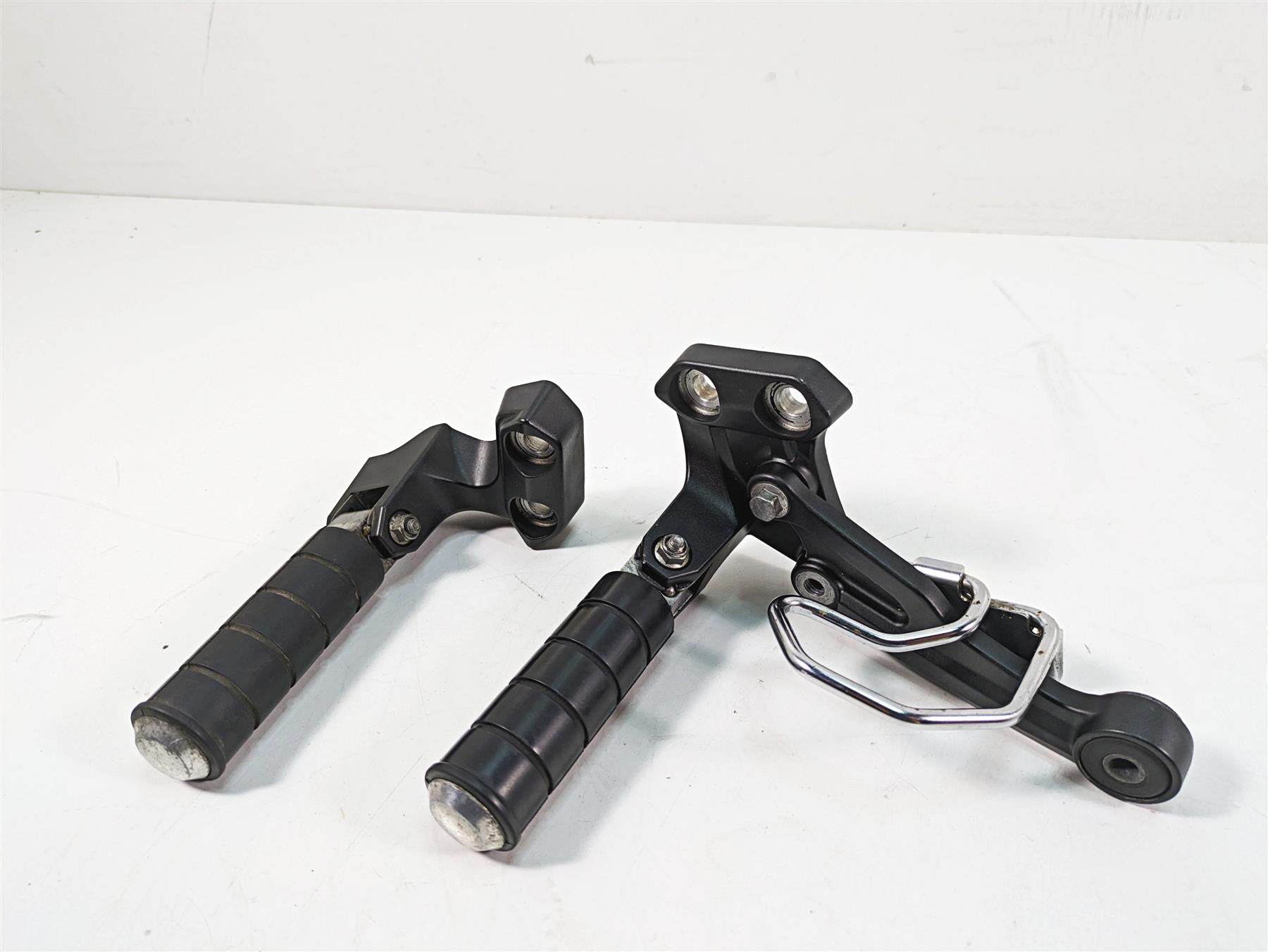 2009 Yamaha XV1900 Raider Rear Passenger Footpeg Rest Set 5C7-27430-00-00 {{ shop.shopifyCountryName }} - Mototech271