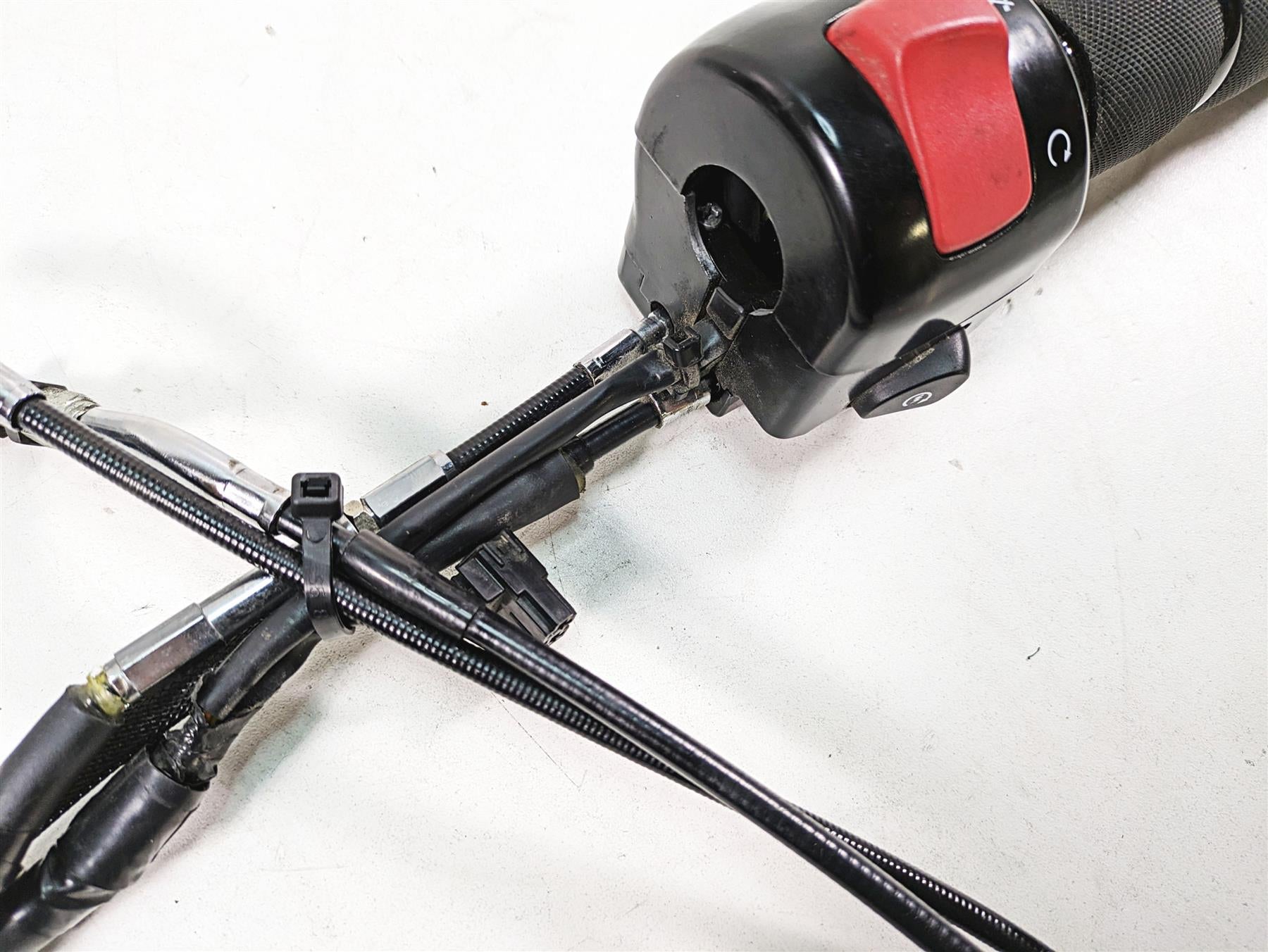 2016 Suzuki M109R VZR1800 Right Hand Start Stop Control Switch 37200-06J00 {{ shop.shopifyCountryName }} - Mototech271