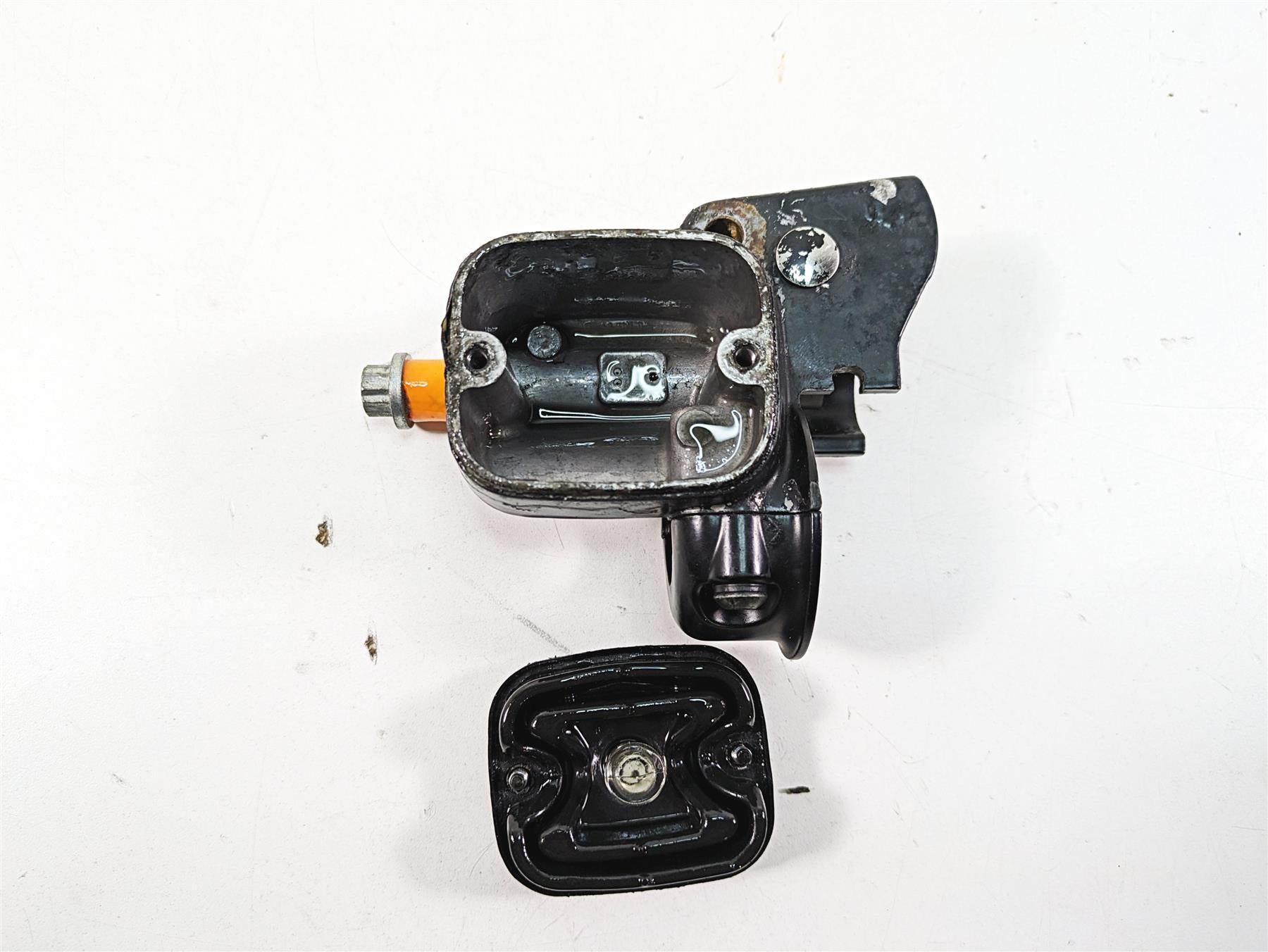 2009 Harley Softail FLSTSB Cross Bones Front Master Cylinder 9/16 45019-08C {{ shop.shopifyCountryName }} - Mototech271