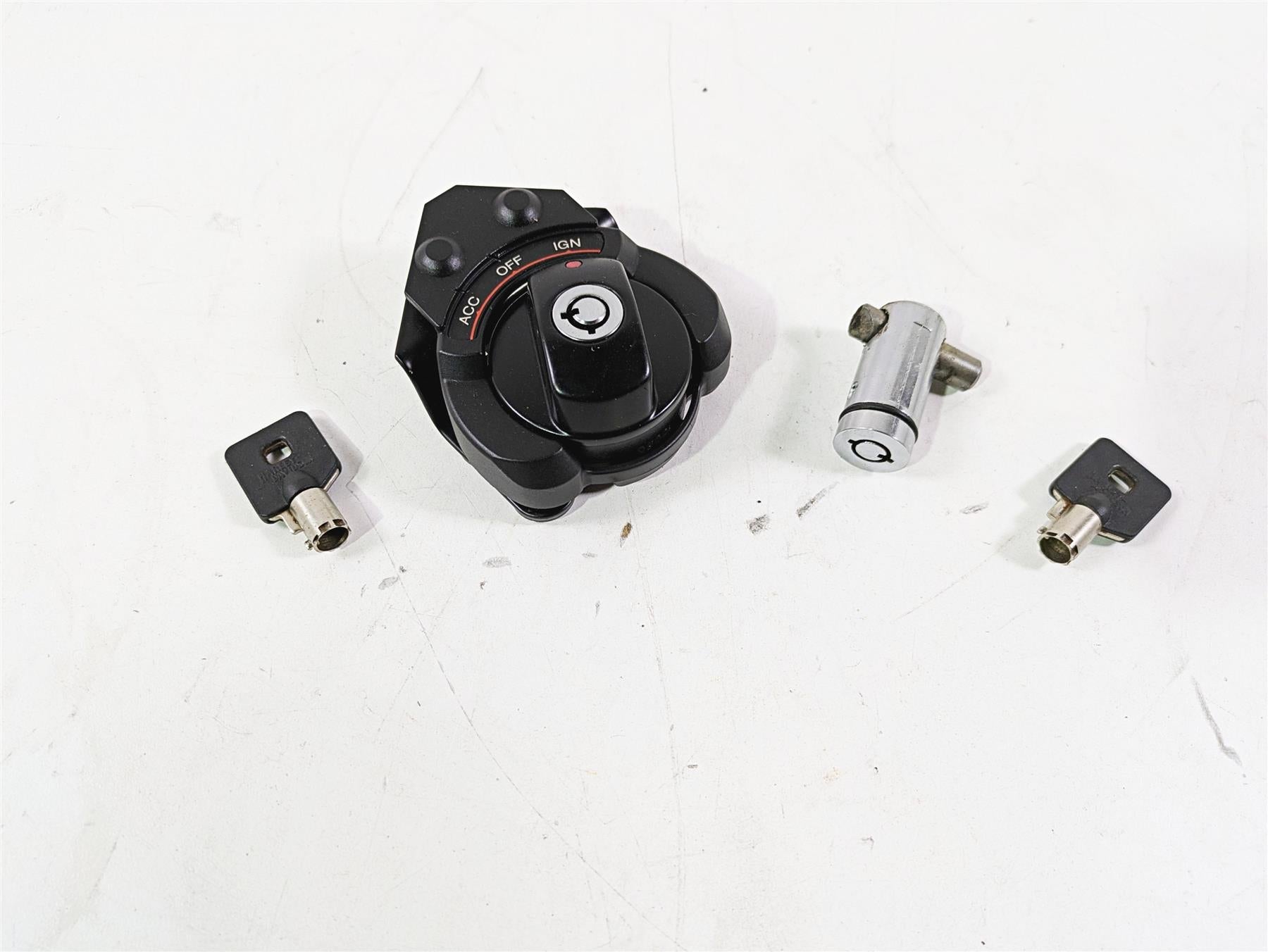 2010 Harley VRSCF Muscle Rod Ignition Switch Key Steering Lock Set 70020-05 {{ shop.shopifyCountryName }} - Mototech271