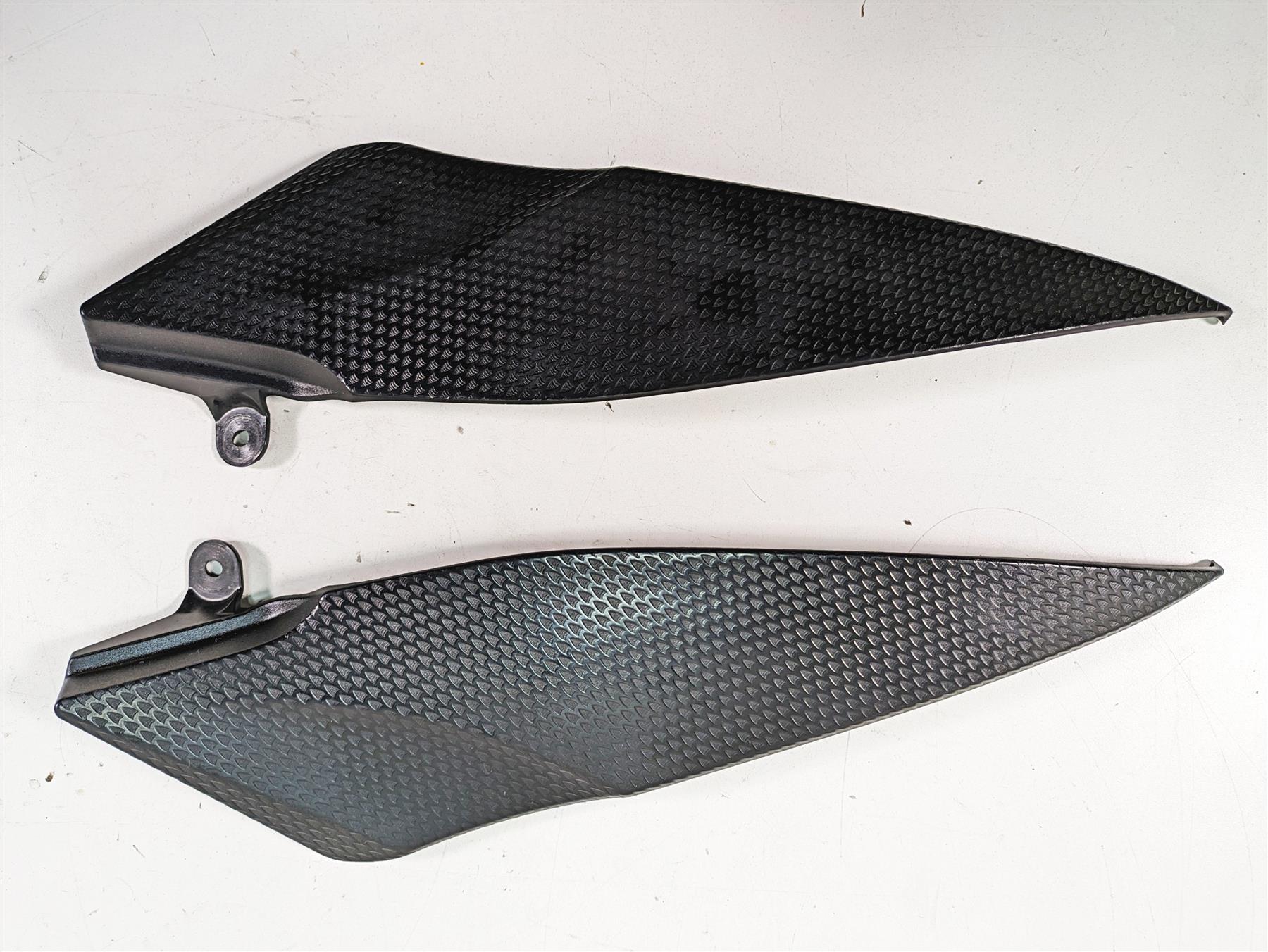 2007 Yamaha R1 YZFR1 Side Trim Infill under Tank Side Cover Fairing 4C8-24139-00 {{ shop.shopifyCountryName }} - Mototech271