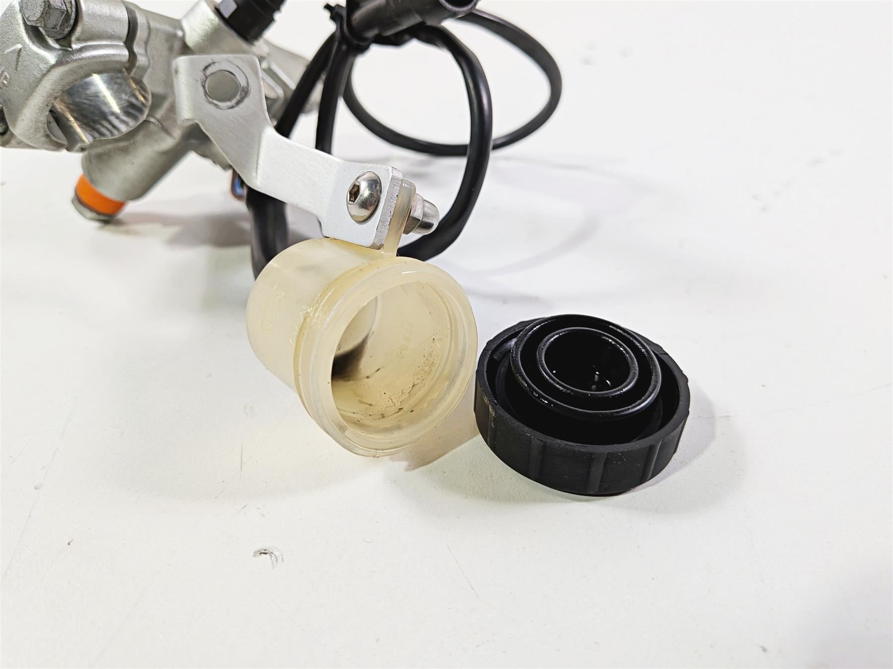 2008 Aprilia RSVR 1000 Factory Clutch Radial Master Cylinder Brembo AP8176193 {{ shop.shopifyCountryName }} - Mototech271