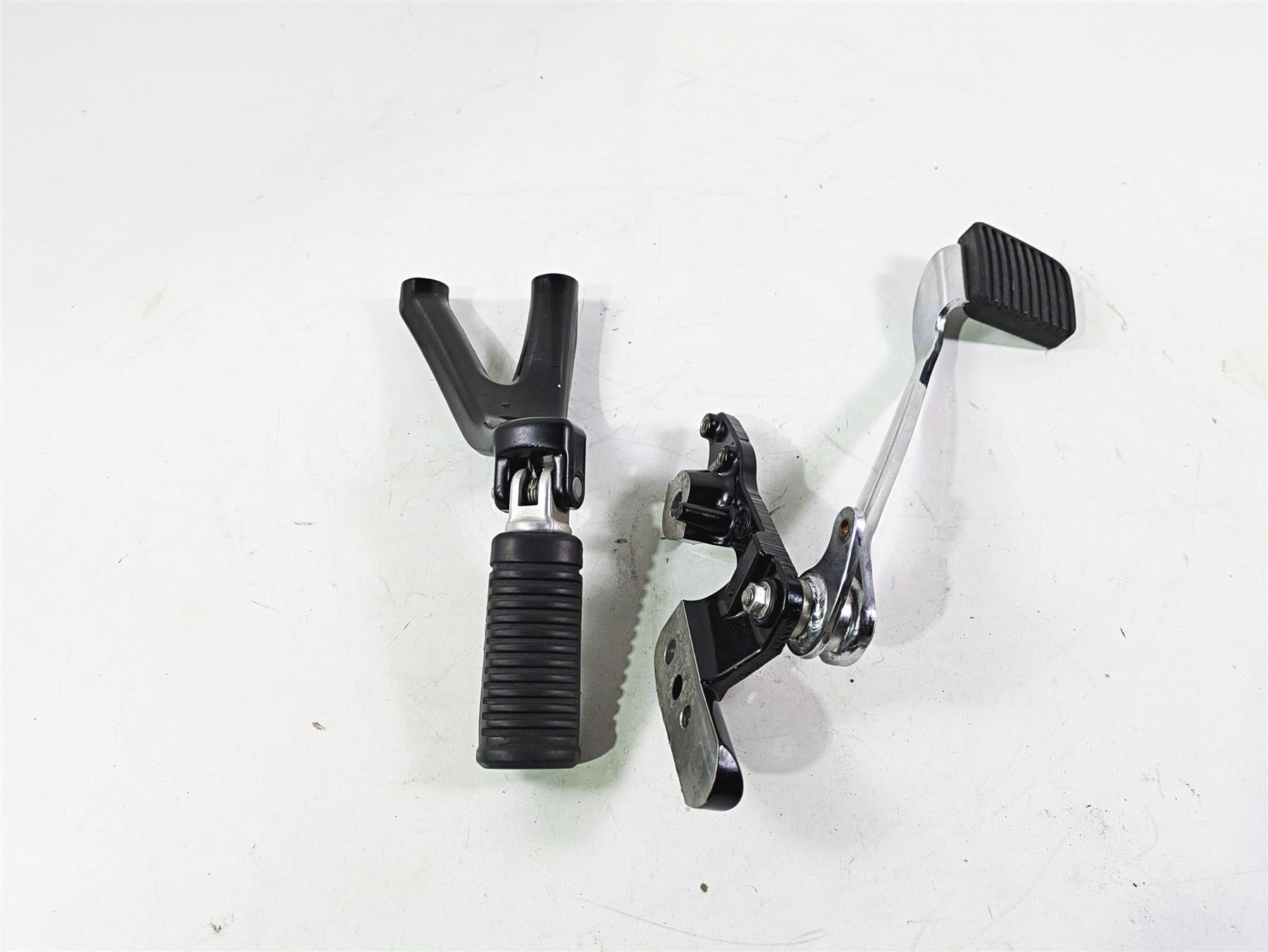2018 Harley FXBR Softail Breakout Right Footpeg + Mount & Brake Pedal 50500746 {{ shop.shopifyCountryName }} - Mototech271