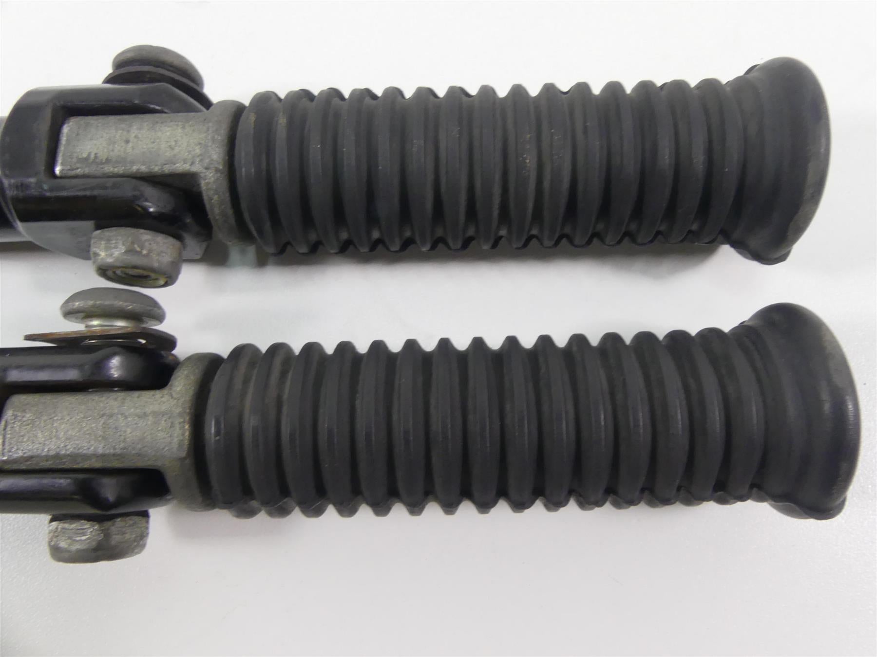 2008 Harley Softail FLSTSB Cross Bones Rear Passenger Pillion Foot Pegs 33048-72 {{ shop.shopifyCountryName }} - Mototech271