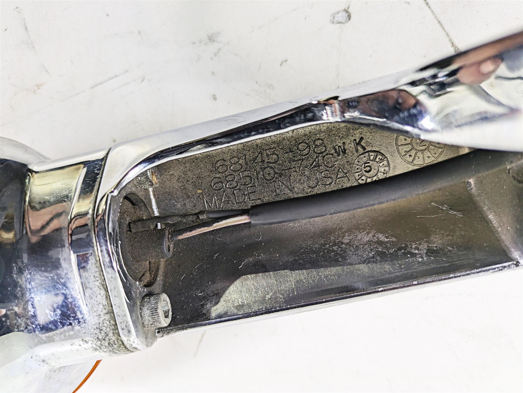 2008 Harley Touring FLHTP Electra Glide Rear Turn Signal Blinker Bar 68510-74C {{ shop.shopifyCountryName }} - Mototech271