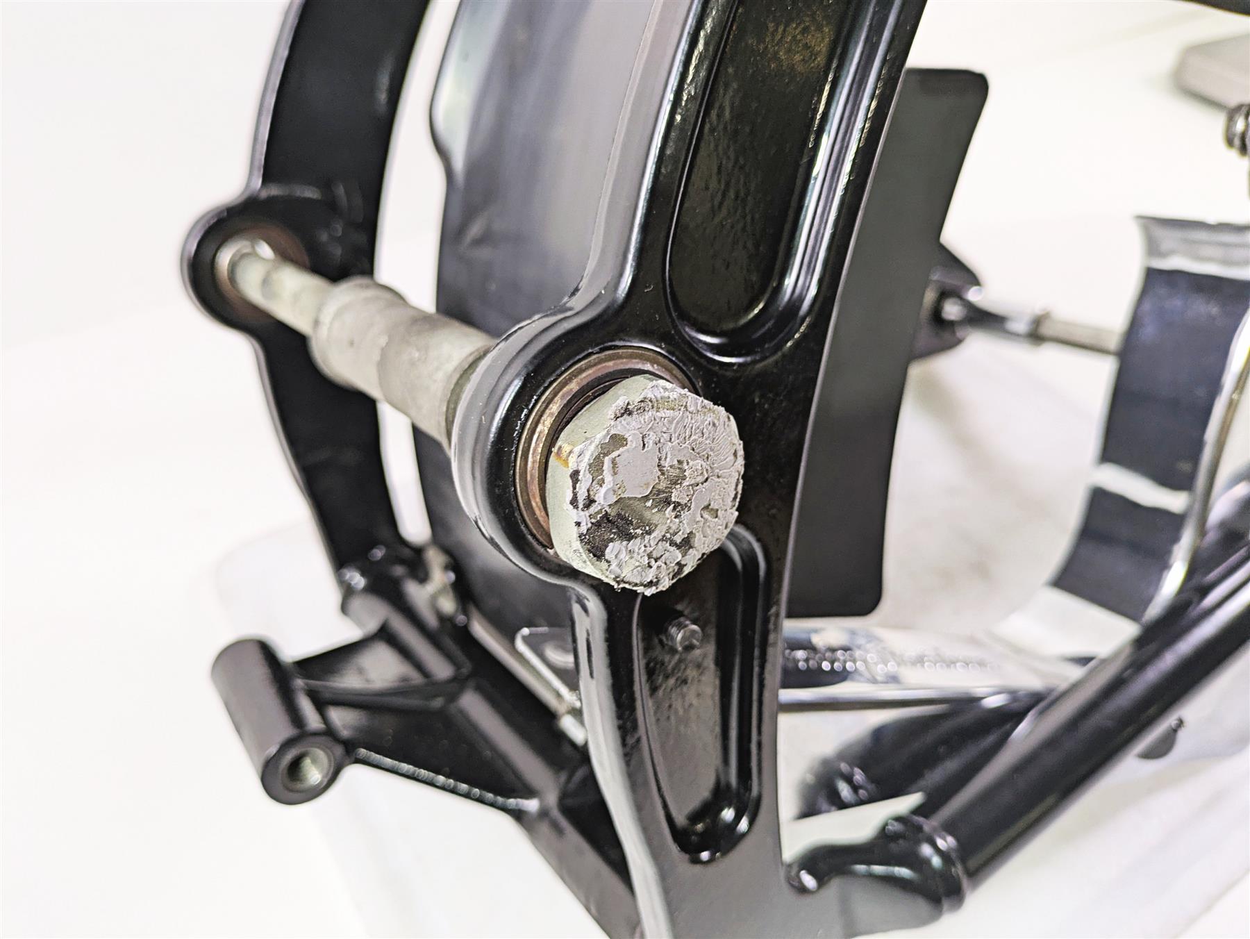 2004 Harley Softail FXSTDI Deuce Rear Swingarm Swing Arm & Covers 47573-00A {{ shop.shopifyCountryName }} - Mototech271